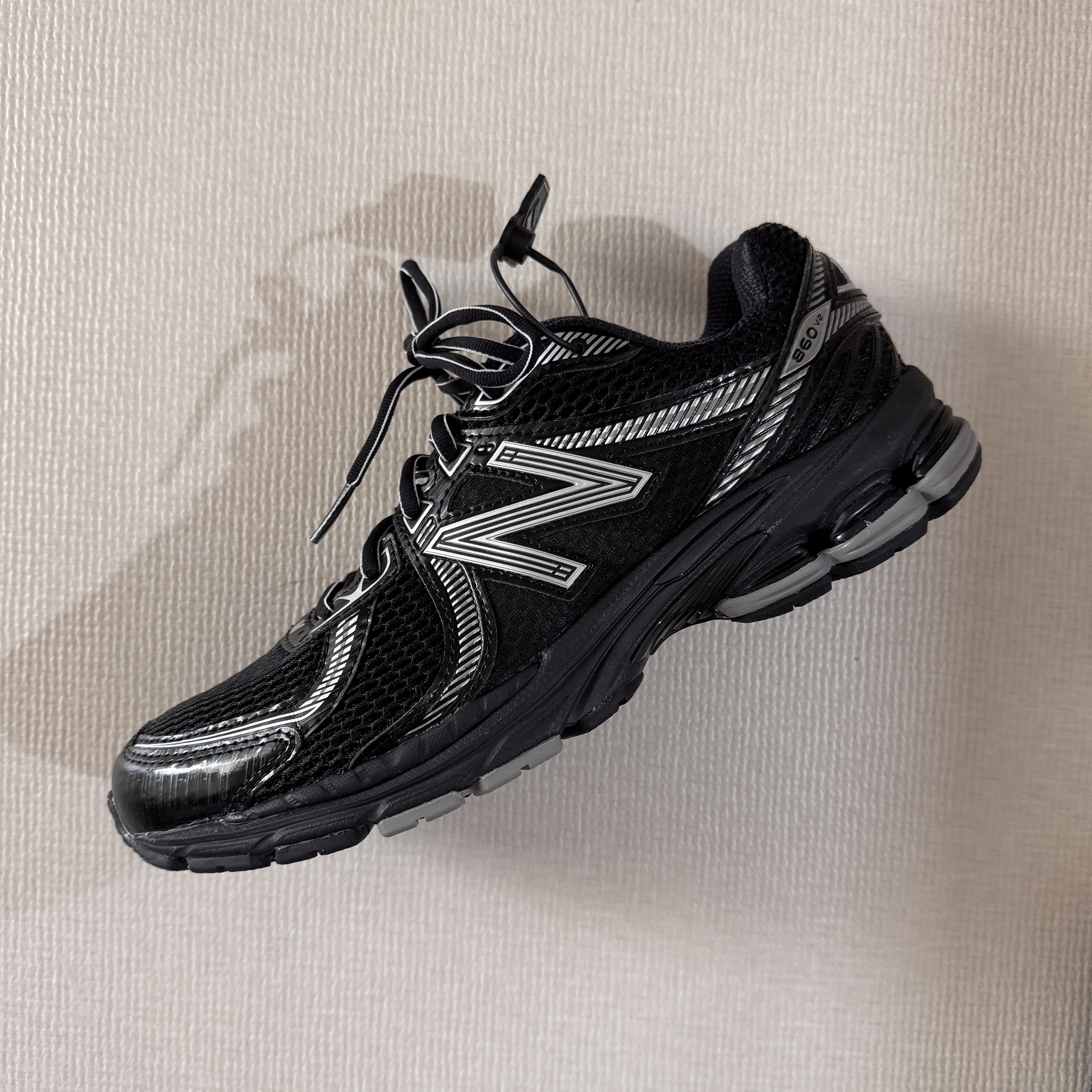 New Balance 860v2 Black Grey 착용 스타일 - 1