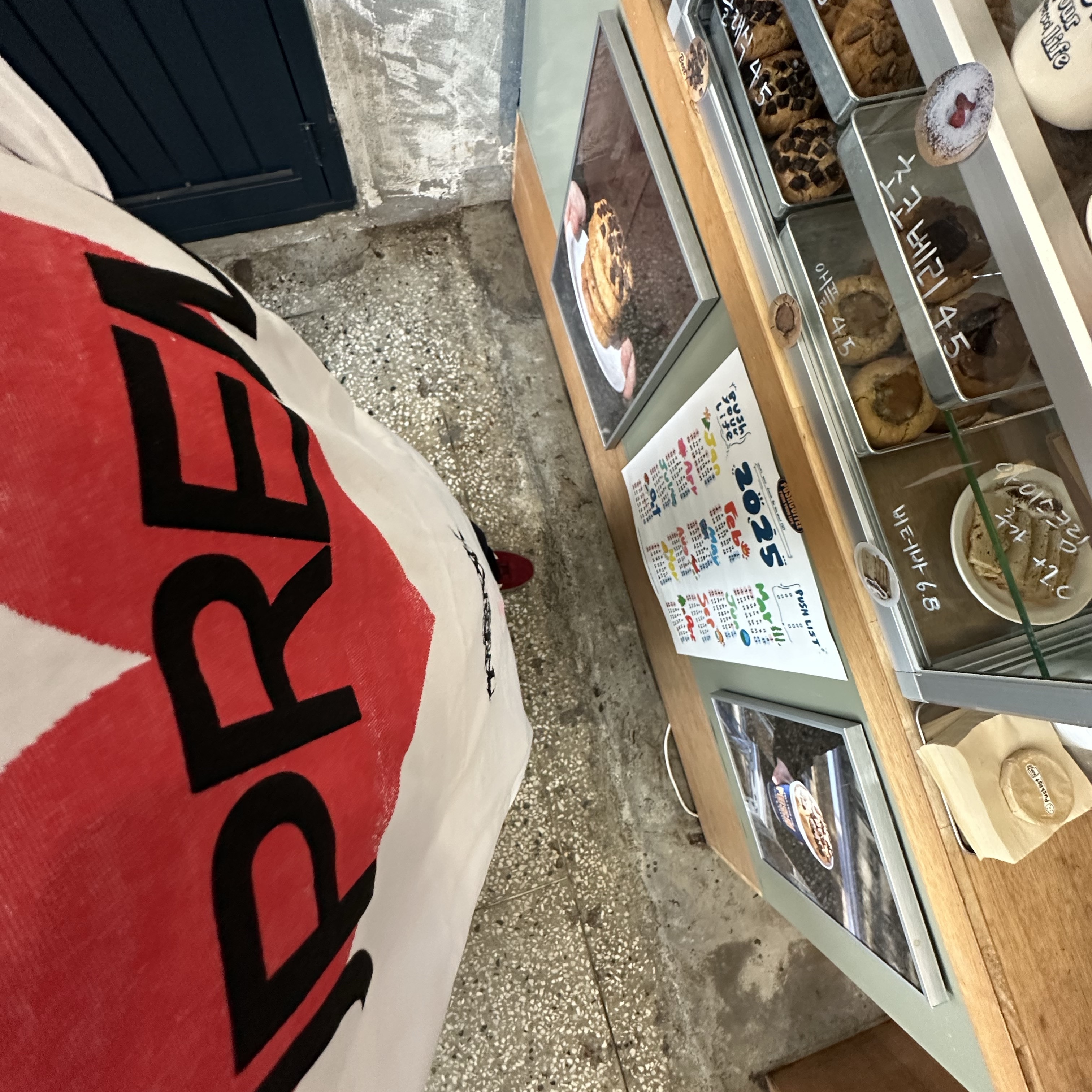 Supreme Announcing T-Shirt White - 25SS, Adidas Bermuda College Burgundy 착용 스타일 - 3
