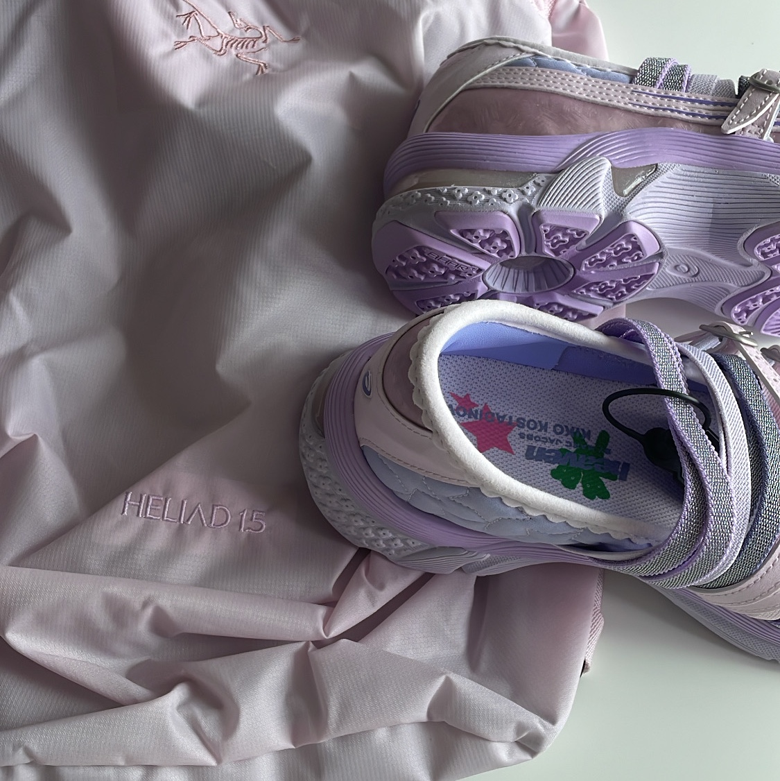 Arc'teryx Heliad 15 Backpack Pink Glow, (W) Asics x Kiko Kostadinov x Heaven by Marc Jacobs Gel-Lokros Vapor Cosmos 착용 스타일 - 3