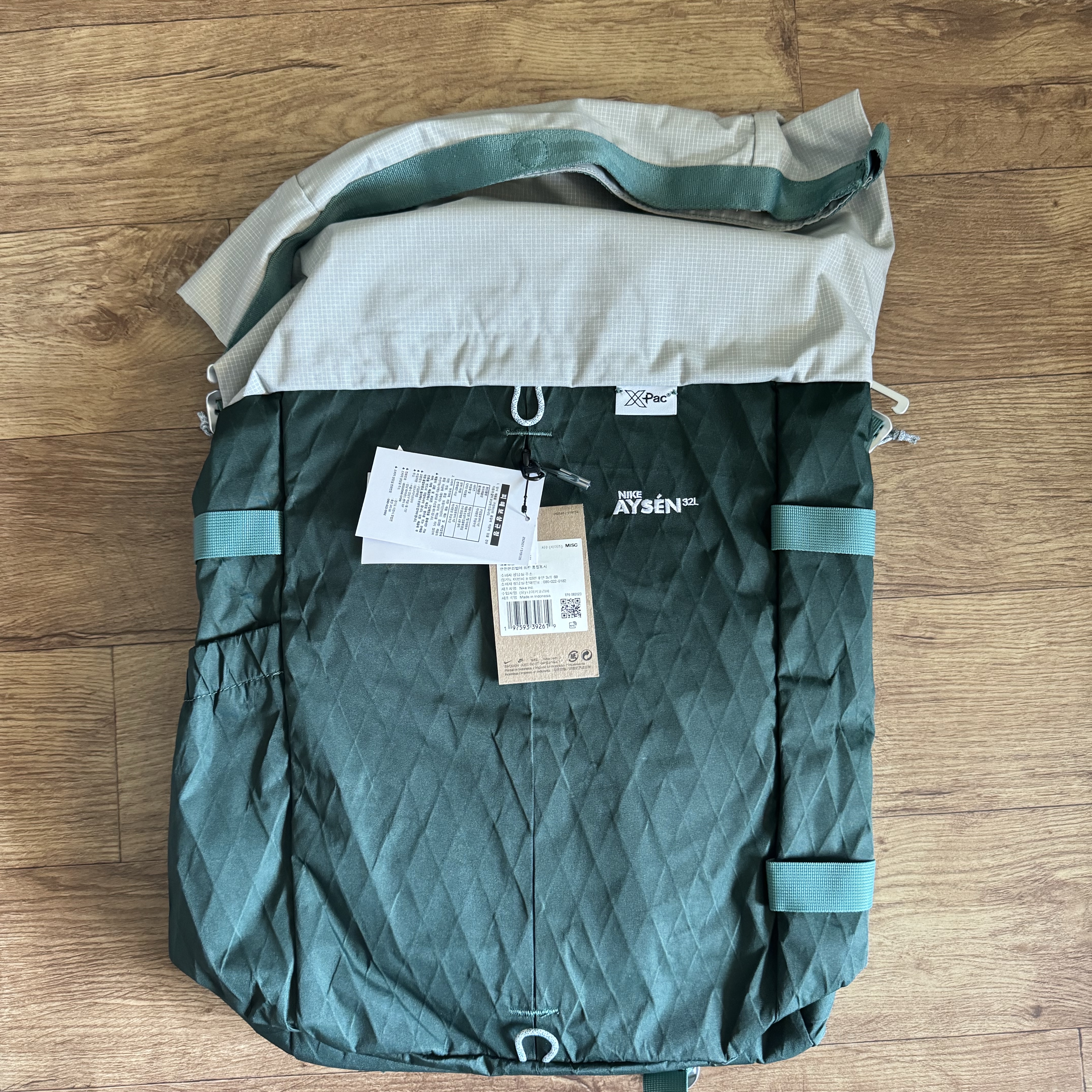 Nike ACG Aisen Daypack 32L Vintage Green Light Iron Ore 착용 스타일