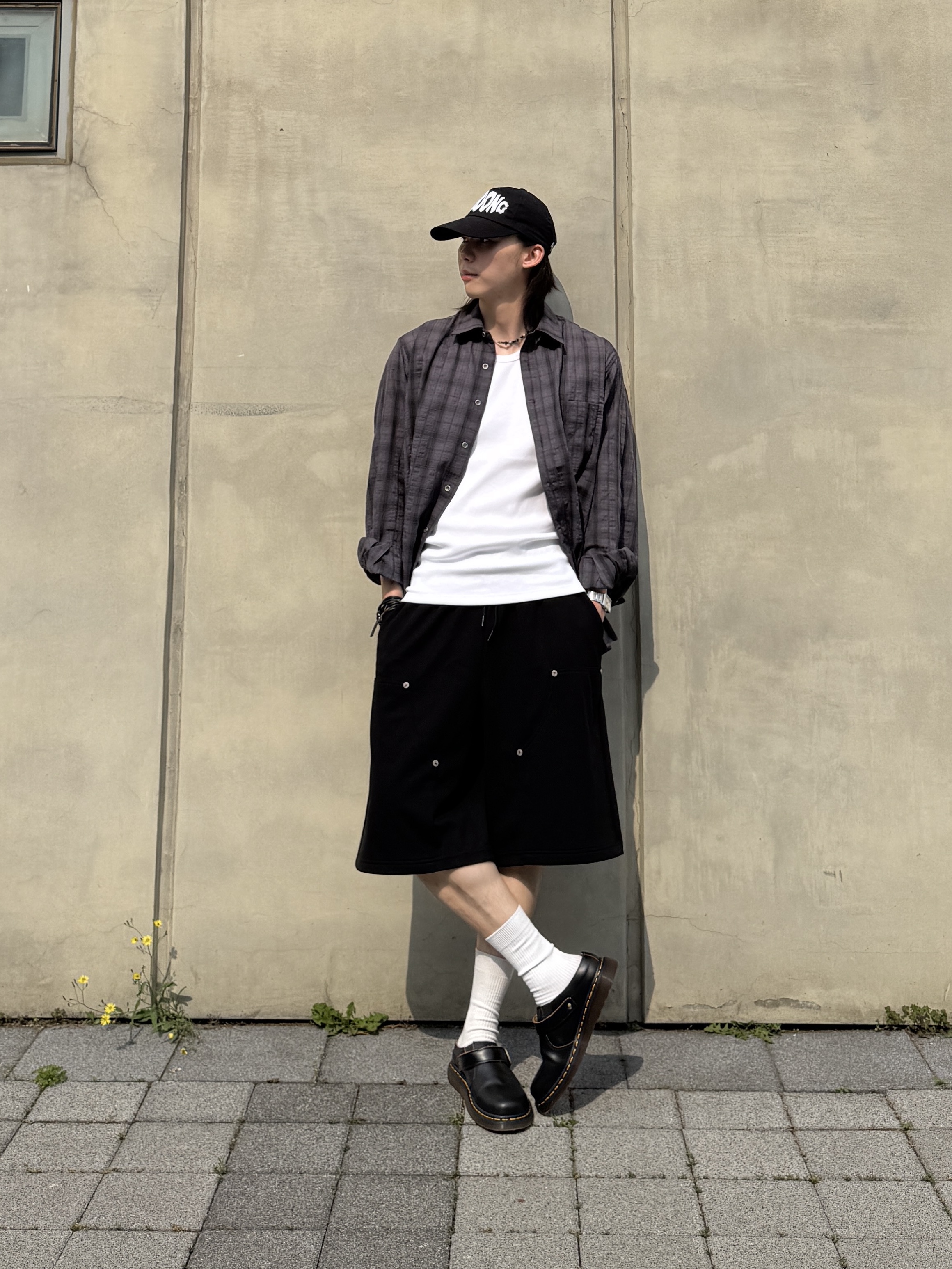 Dr. Martens Isham Smooth Leather Mule Black 착용 스타일 - 2