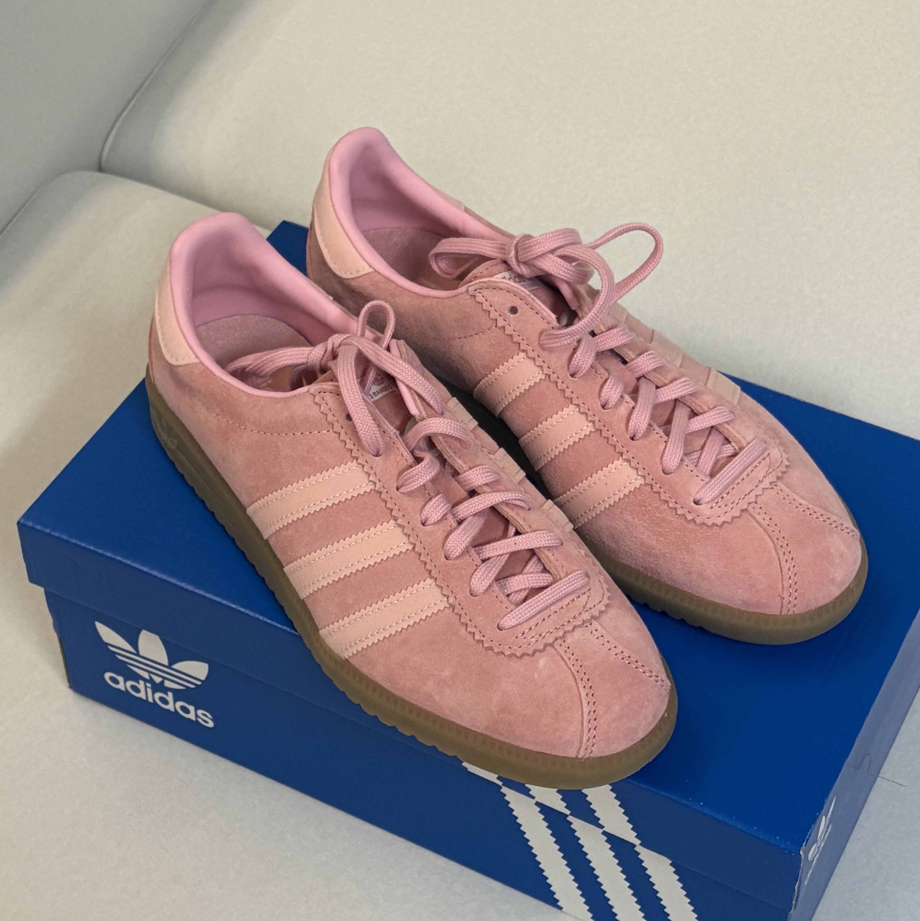 Adidas Bermuda Glow Pink 착용 스타일