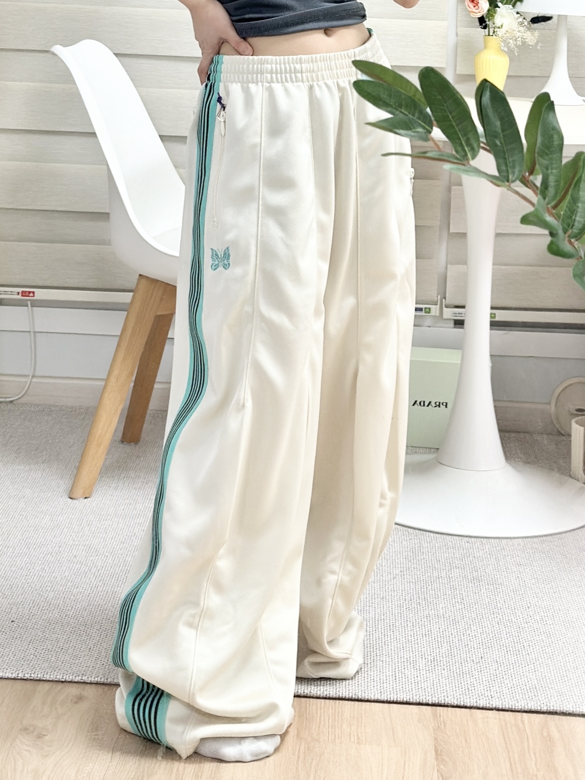 Needles x Studious H.D. Track Pants Poly Smooth Ecru 착용 스타일 - 1