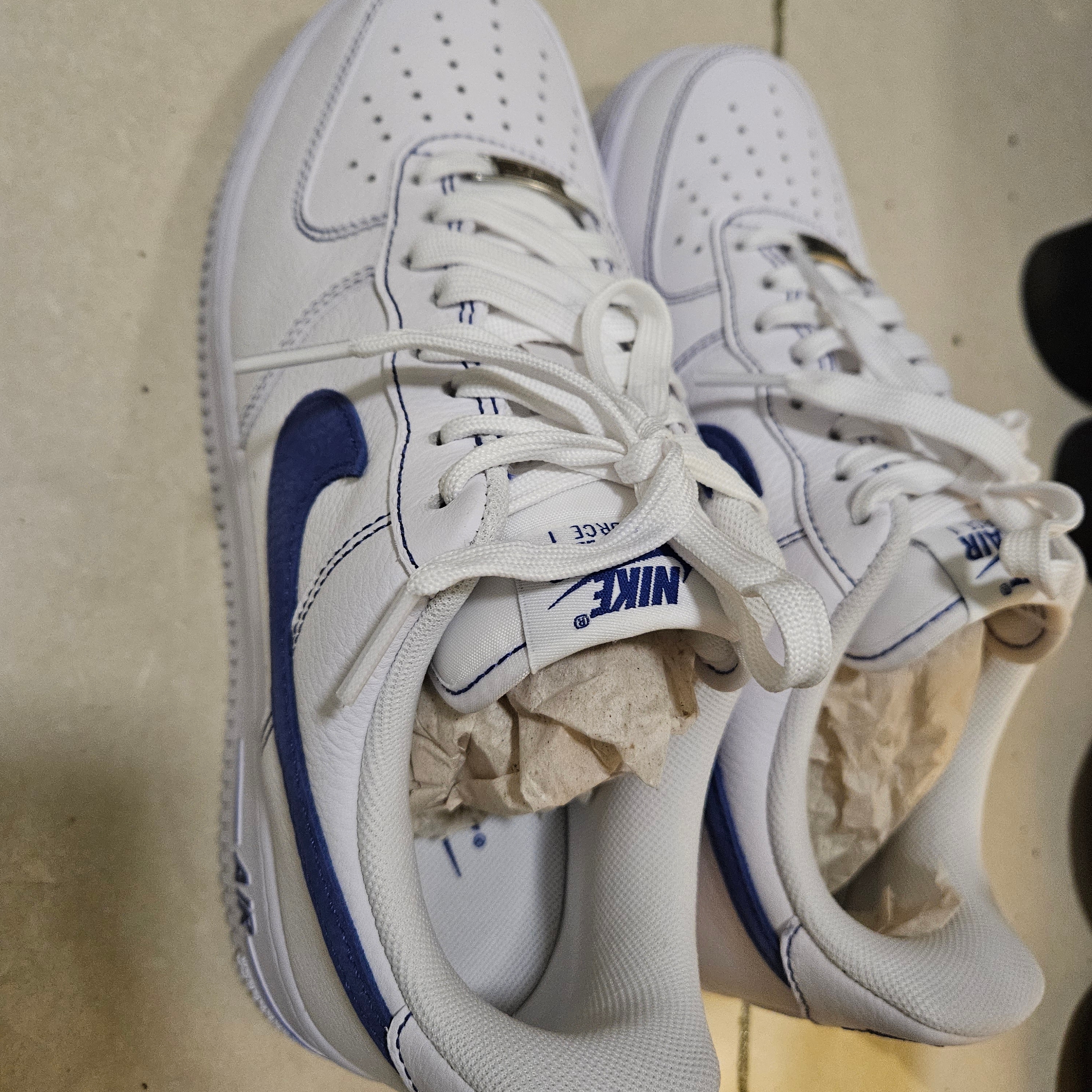 Nike Air Force 1 '07 LV8 White Deep Royal Blue 착용 스타일