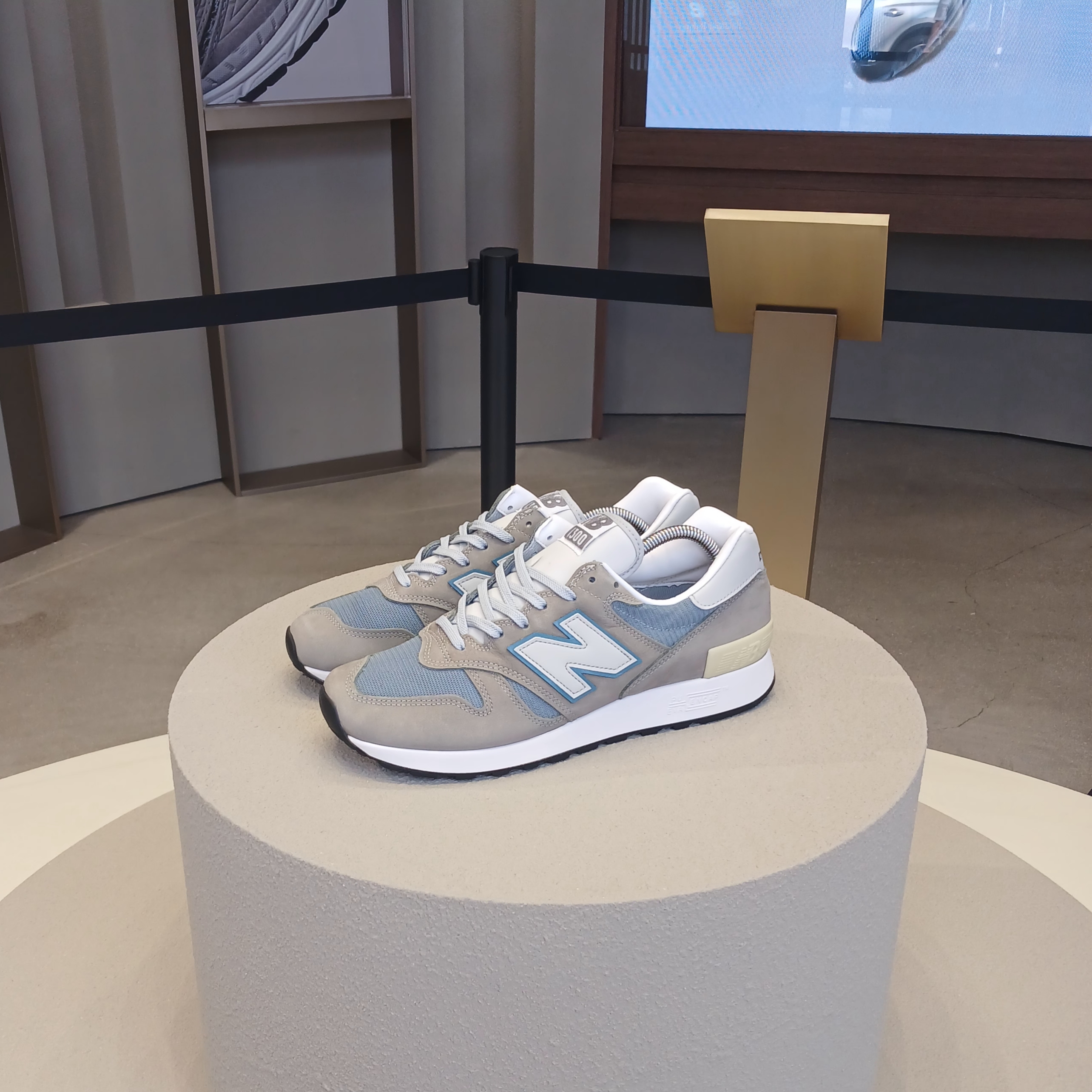 New Balance 1300 Made in USA Mirage Grey Monument 착용 스타일 - 1