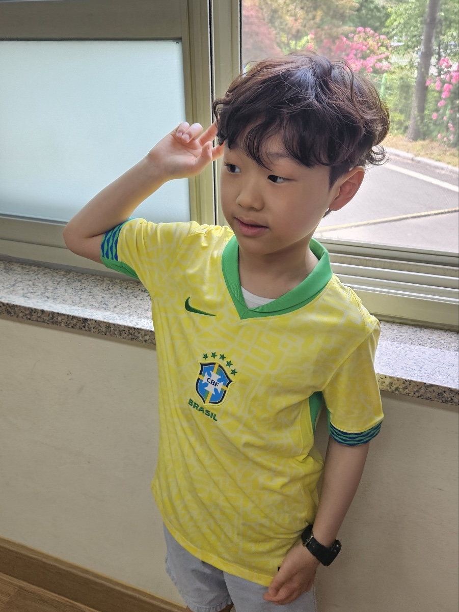 Nike Brazil 2024/25 Dri-Fit Stadium Home Jersey Dynamic Yellow (Non Marking Ver.), (PS) Jordan 1 x Travis Scott Retro Low OG SP Canary 착용 스타일 - 1