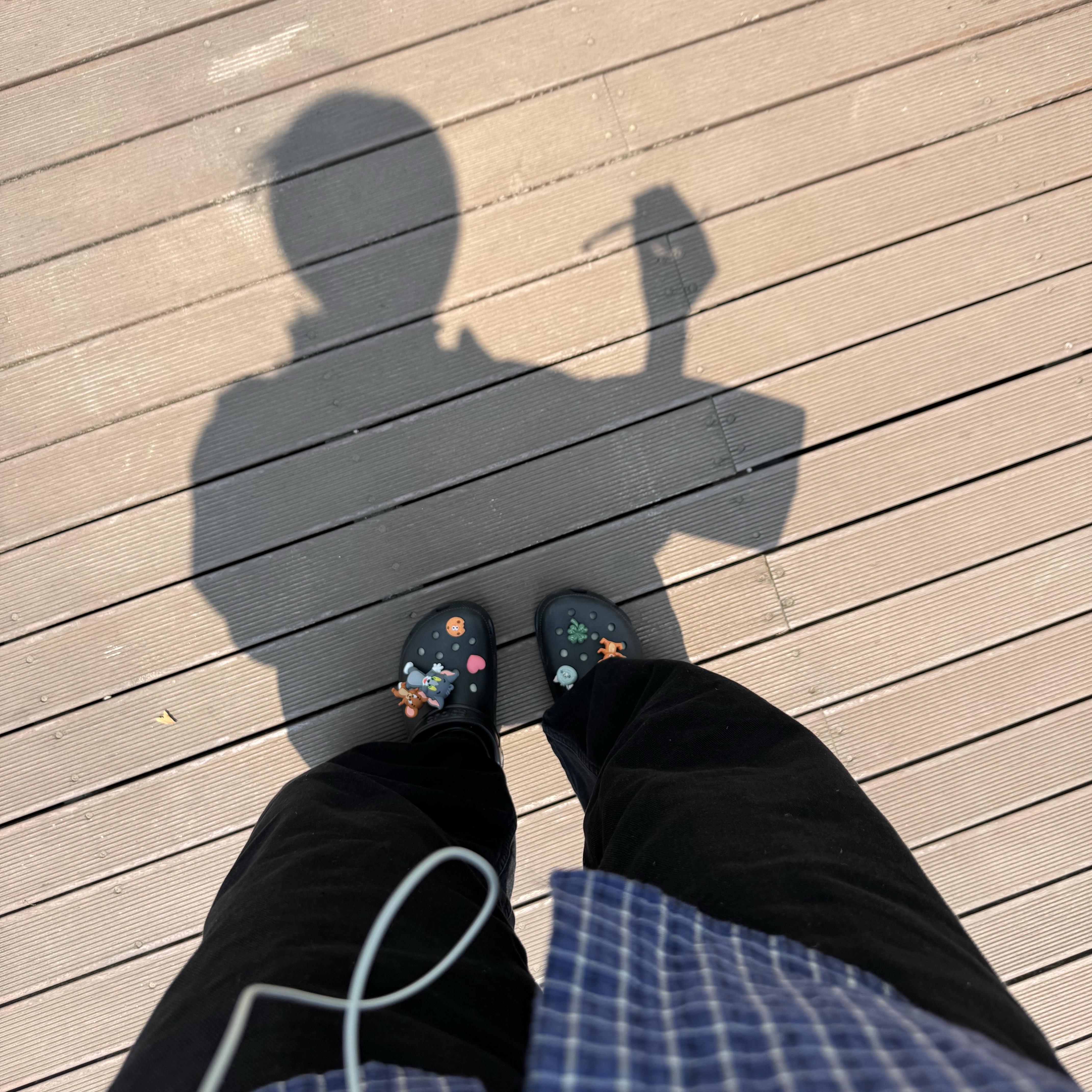 Crocs Classic Clog Black 착용 스타일 - 1