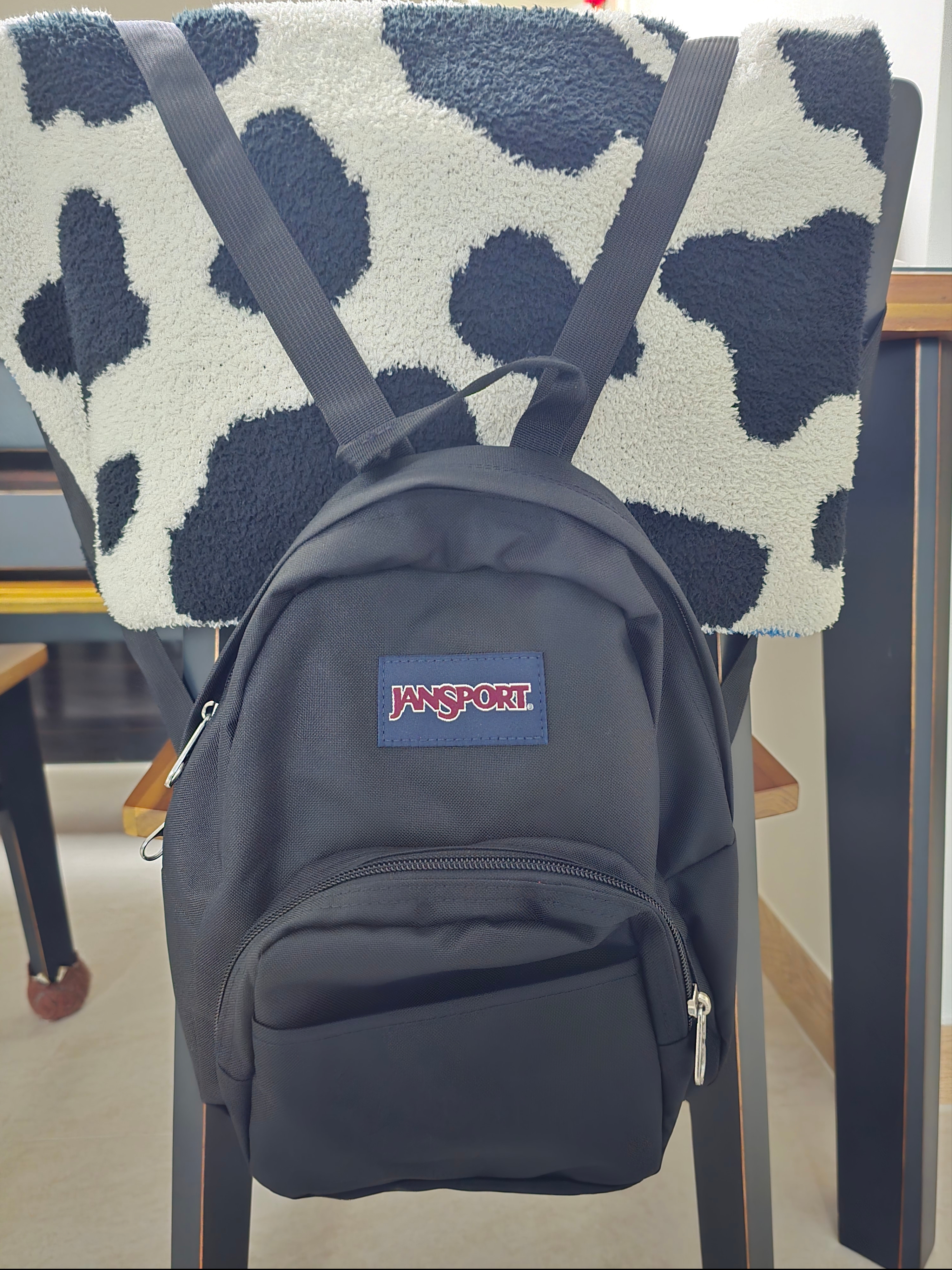 Jansport Half Pint Mini Backpack Black 착용 스타일
