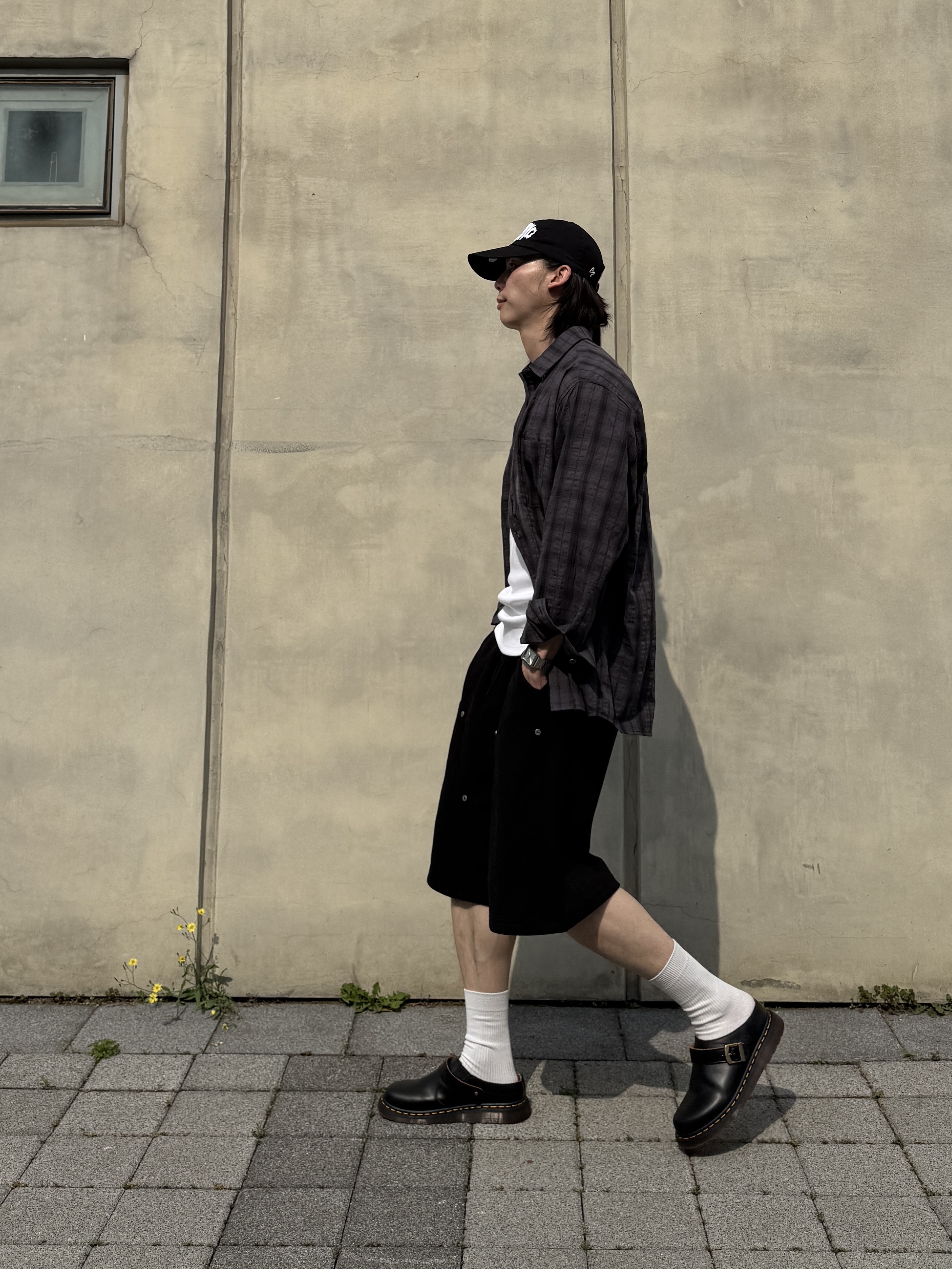 Dr. Martens Isham Smooth Leather Mule Black 착용 스타일 - 1