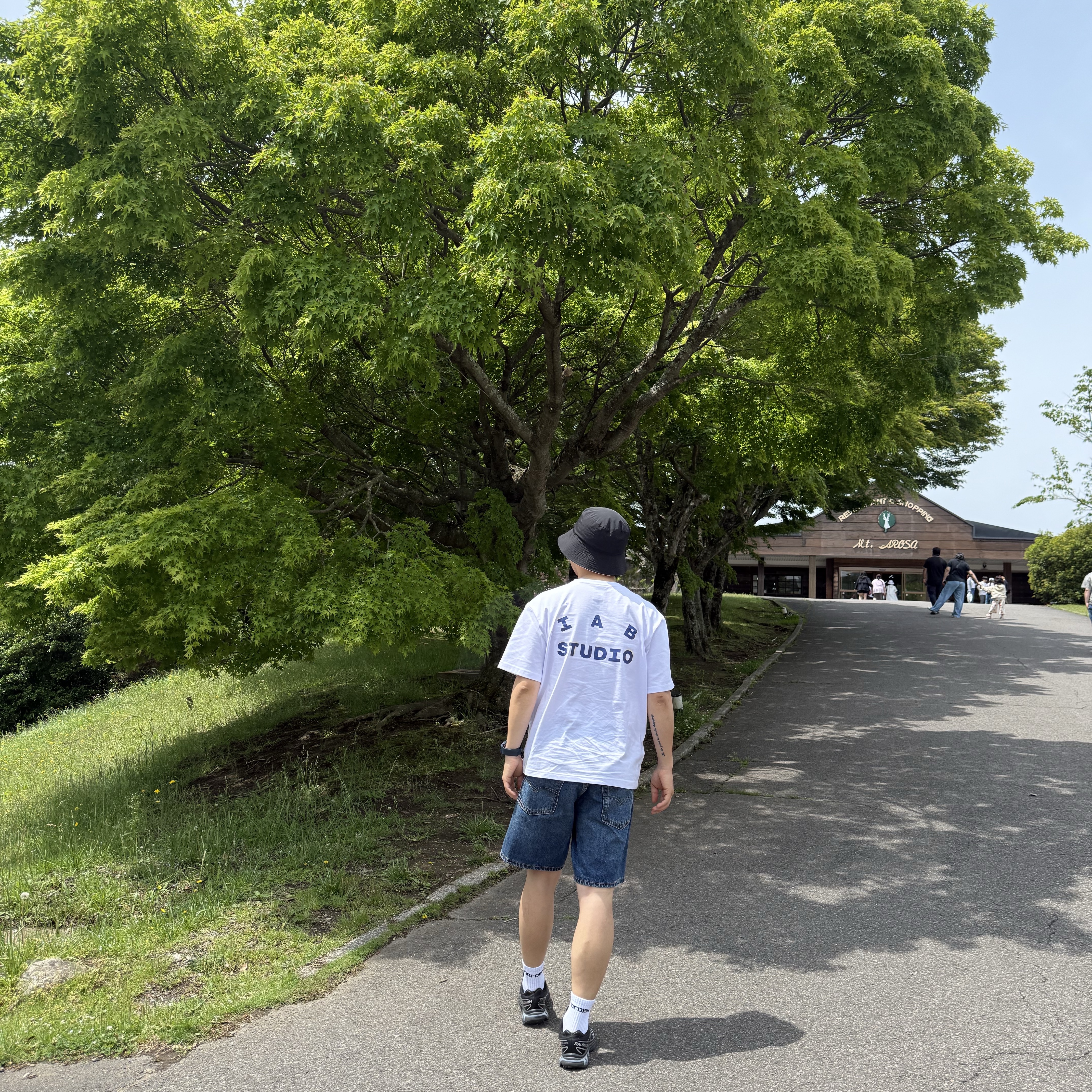 IAB Studio T-Shirt Gray Green - 22FW, Levi's 468 Stay Loose Shorts Black 착용 스타일 - 6