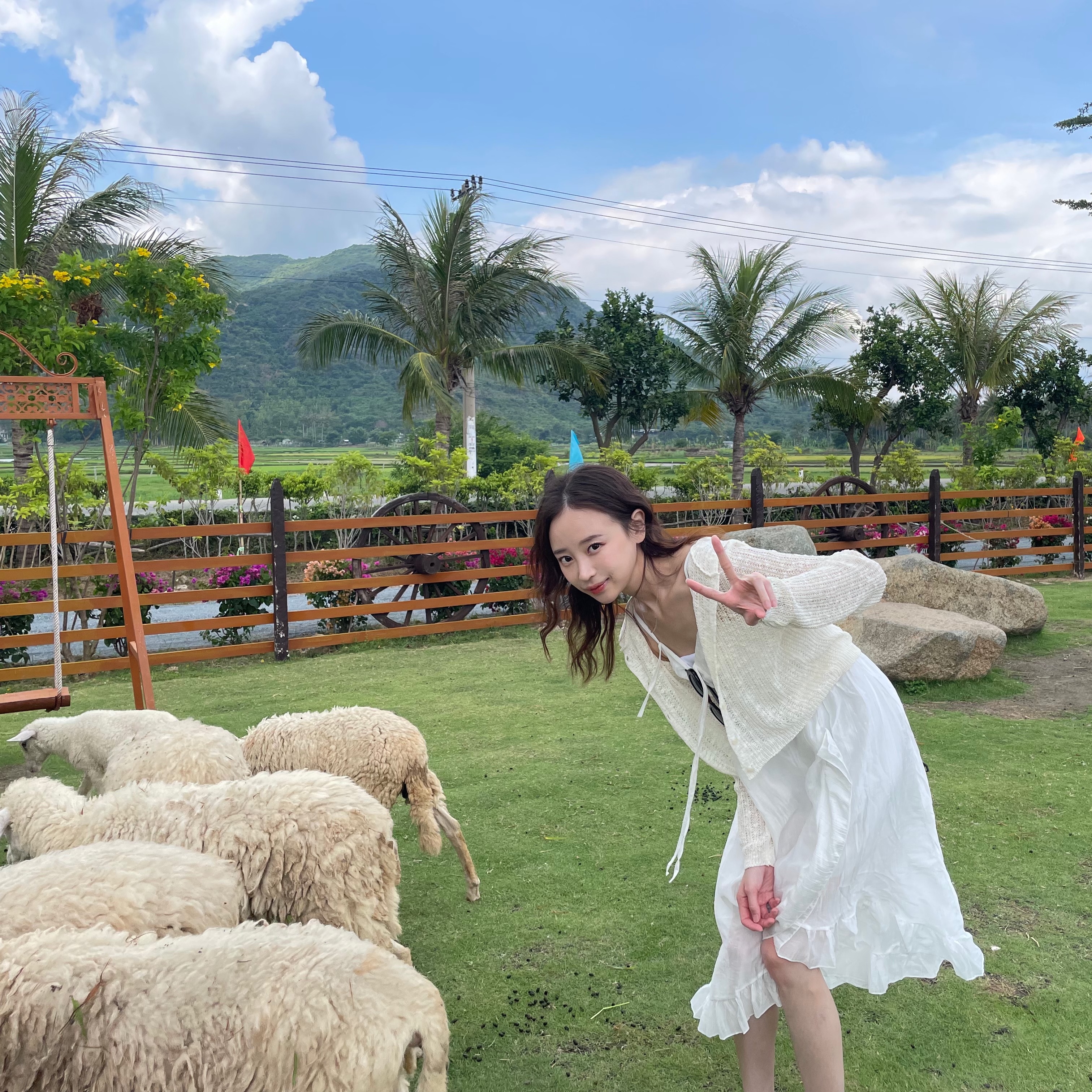 (W) Celine Triomphe 01 Sunglasses in Acetate Black, (W) Saltwater Sandal Original Sandal White 착용 스타일 - 4