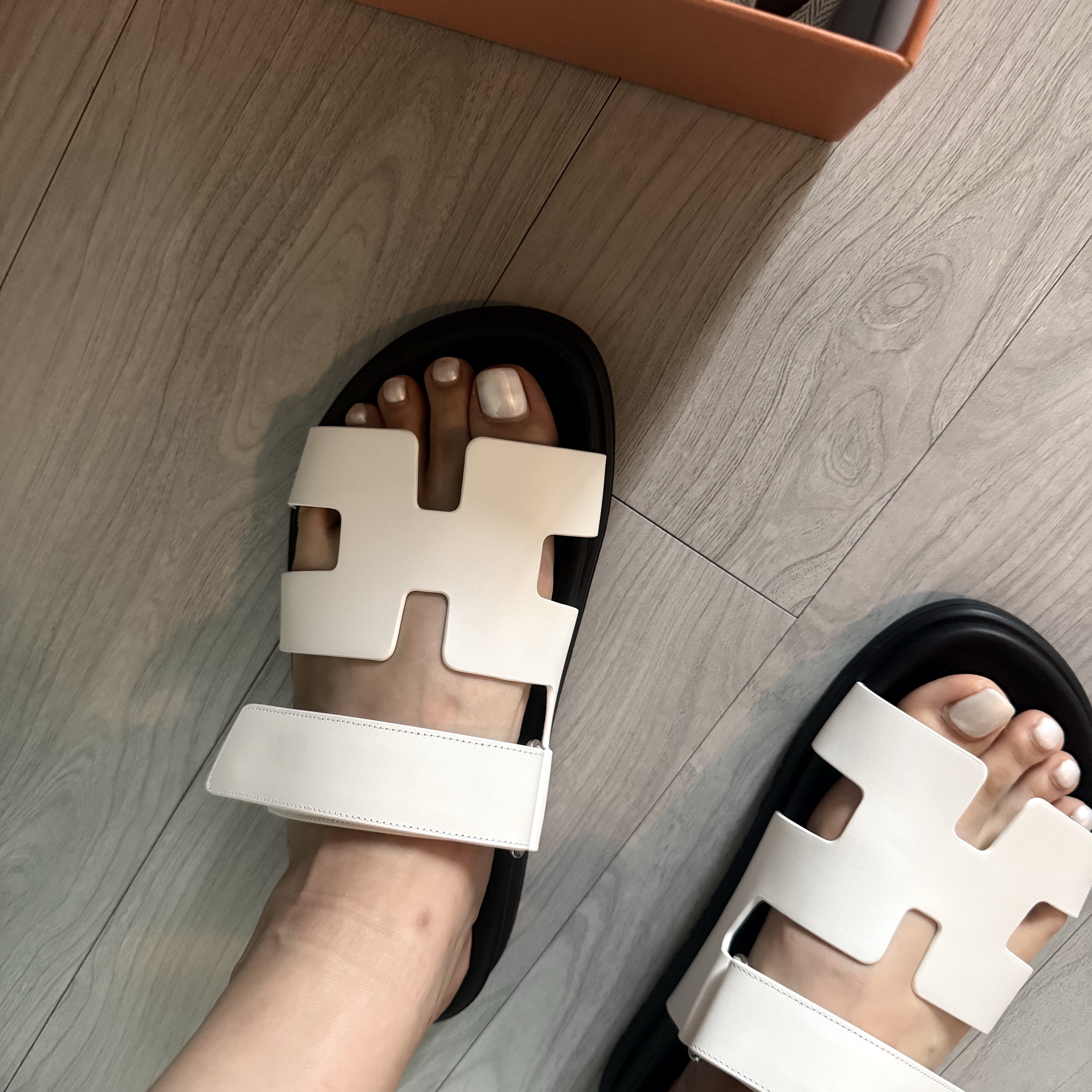 (W) Hermes Chypre Sandal Calfskin & Blanc 착용 스타일