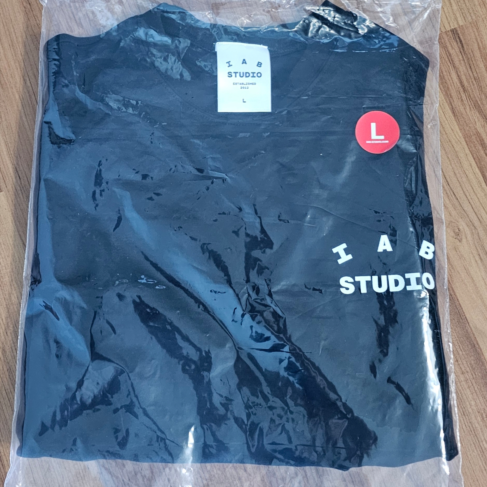 IAB Studio Basic T-Shirt Black White 착용 스타일 - 2