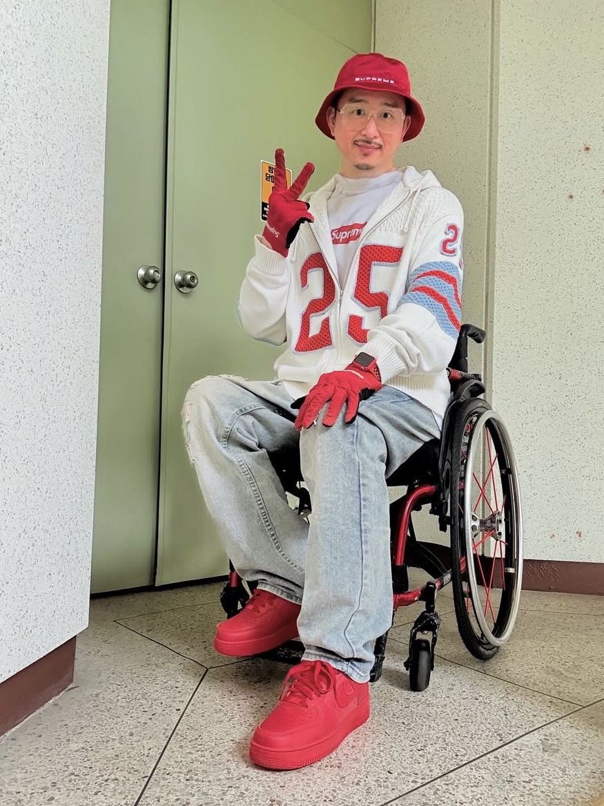 Supreme x Nike Dazzle Crusher Red - 24SS, Supreme Sport Zip Up Hooded Sweater White - 25SS 착용 스타일 - 1
