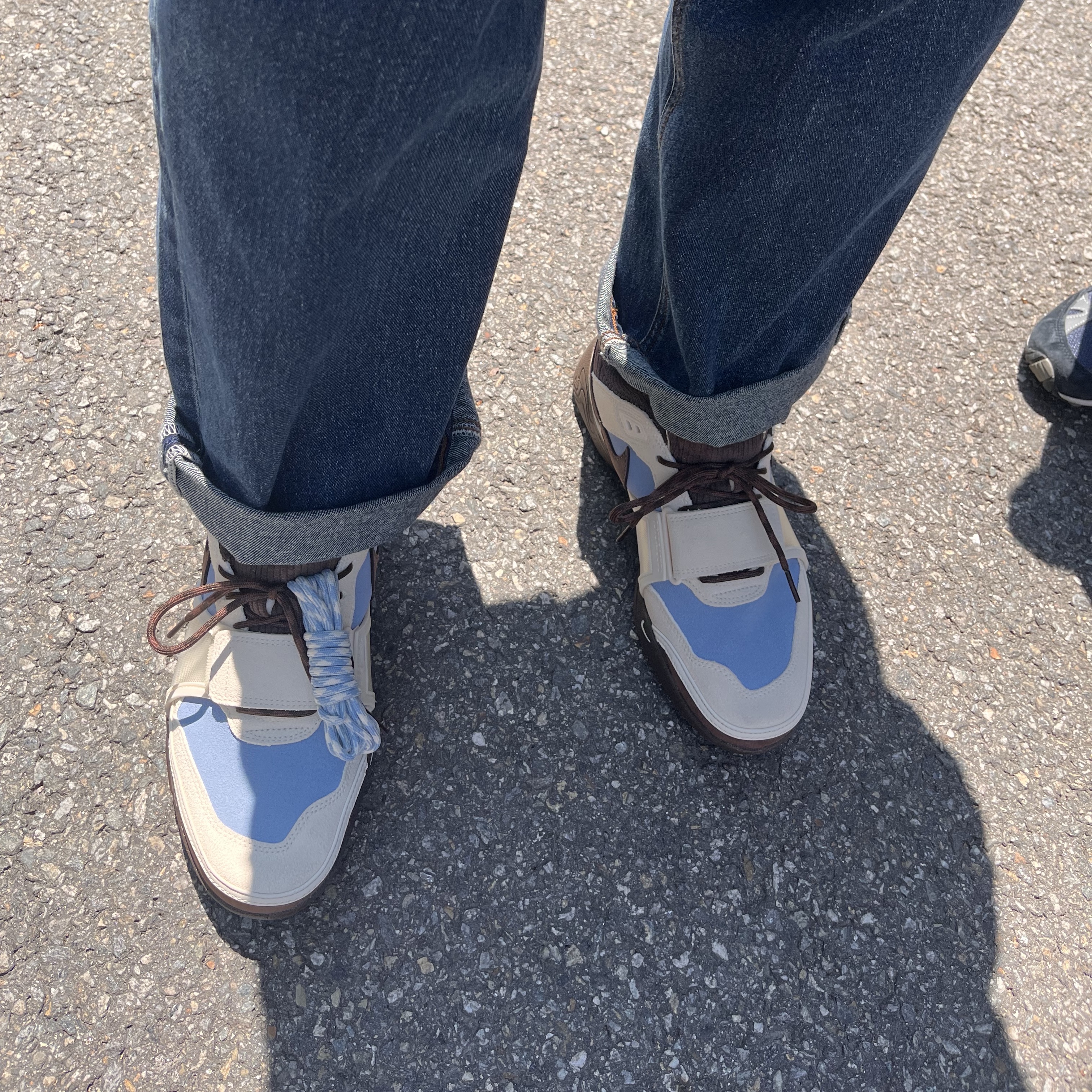 Nike x Travis Scott Zoom Field Jaxx Pale Ivory and Leche Blue 착용 스타일