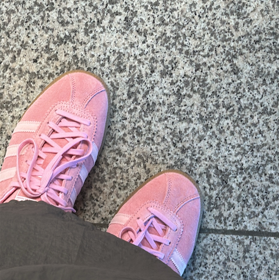 Adidas Bermuda Glow Pink 착용 스타일