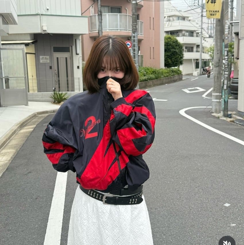 Vaquera Windbreaker Black Red 착용 스타일