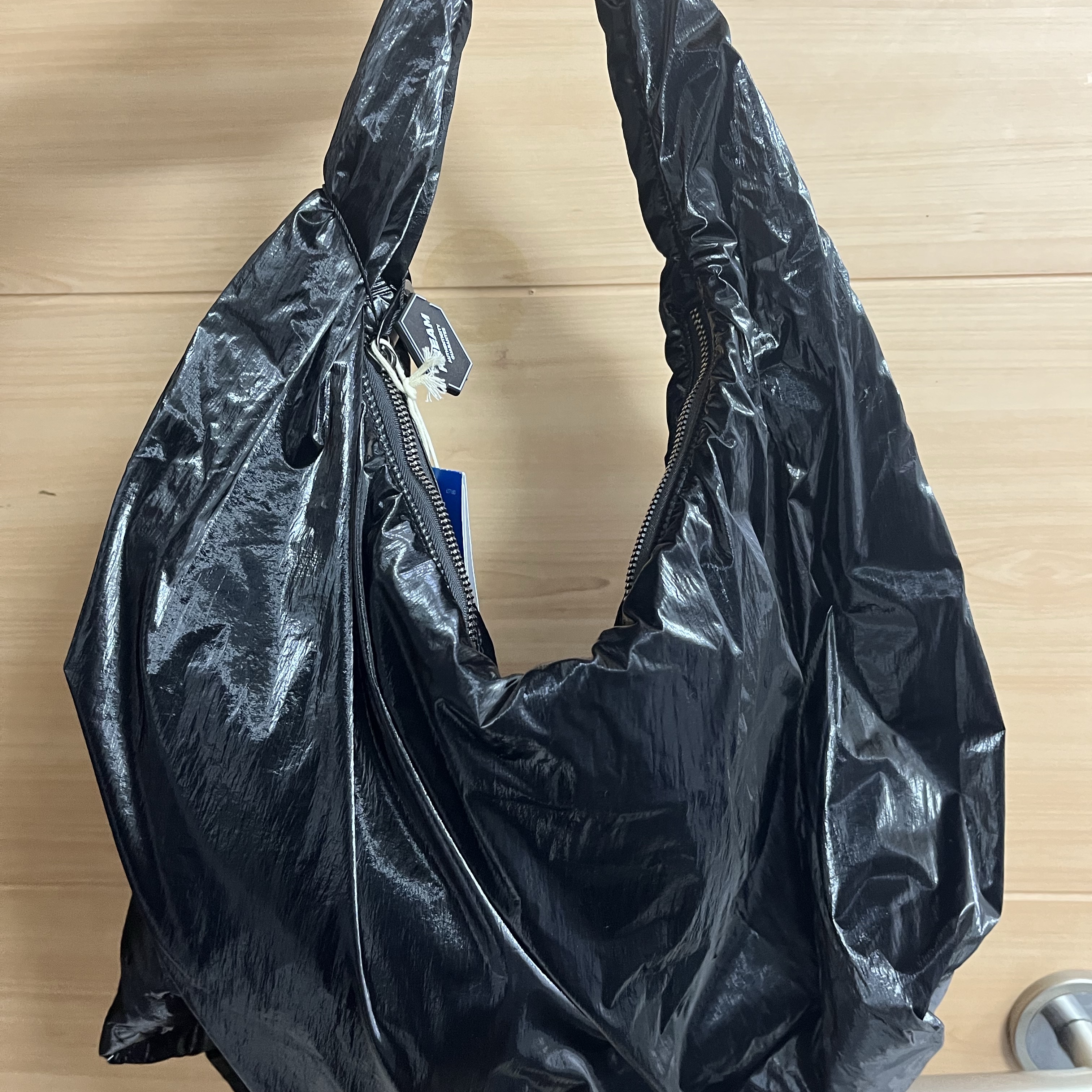 Adidas Puffy Satin Shoulder Bag Black 착용 스타일 - 2