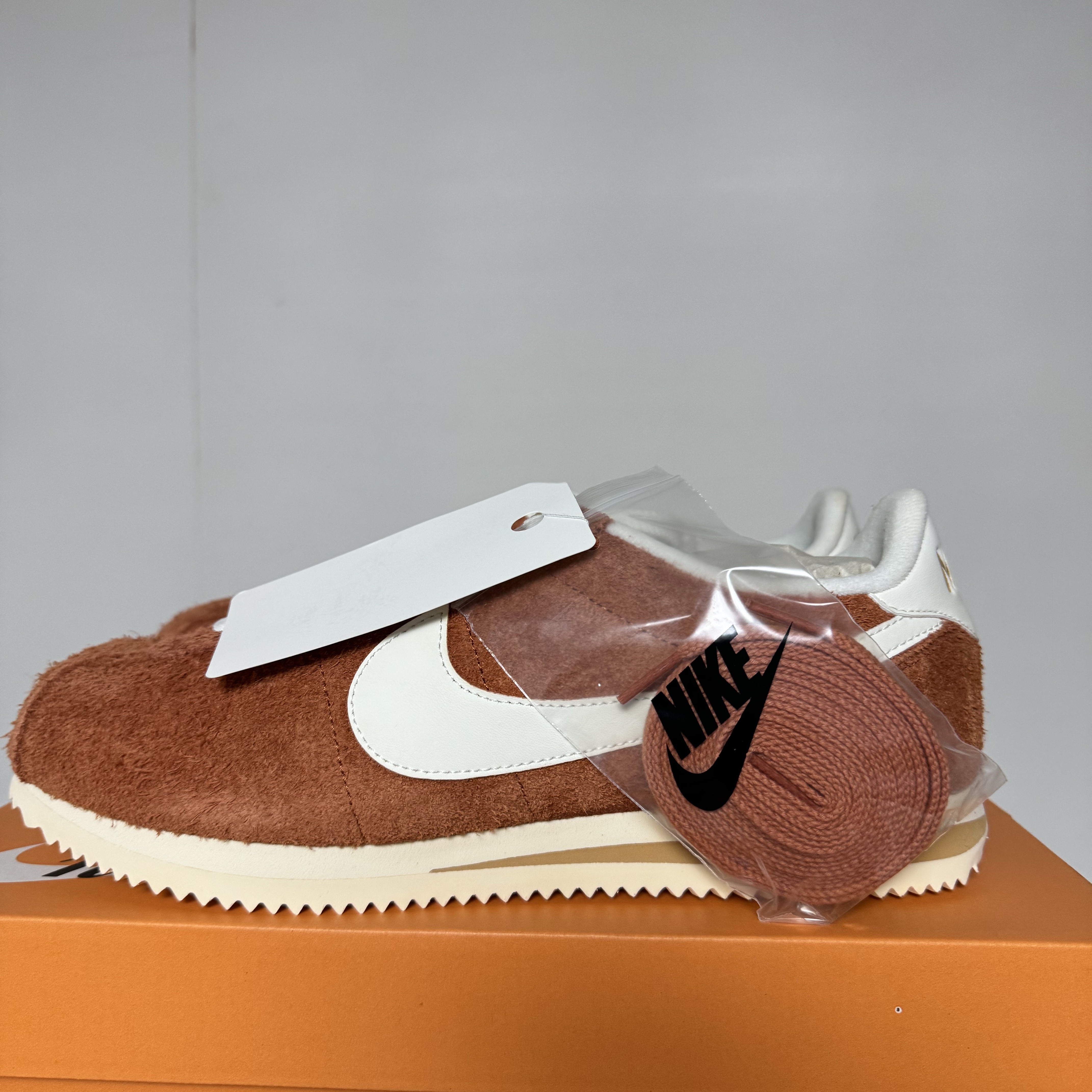 Nike Cortez SE Dark Russet Flax 착용 스타일
