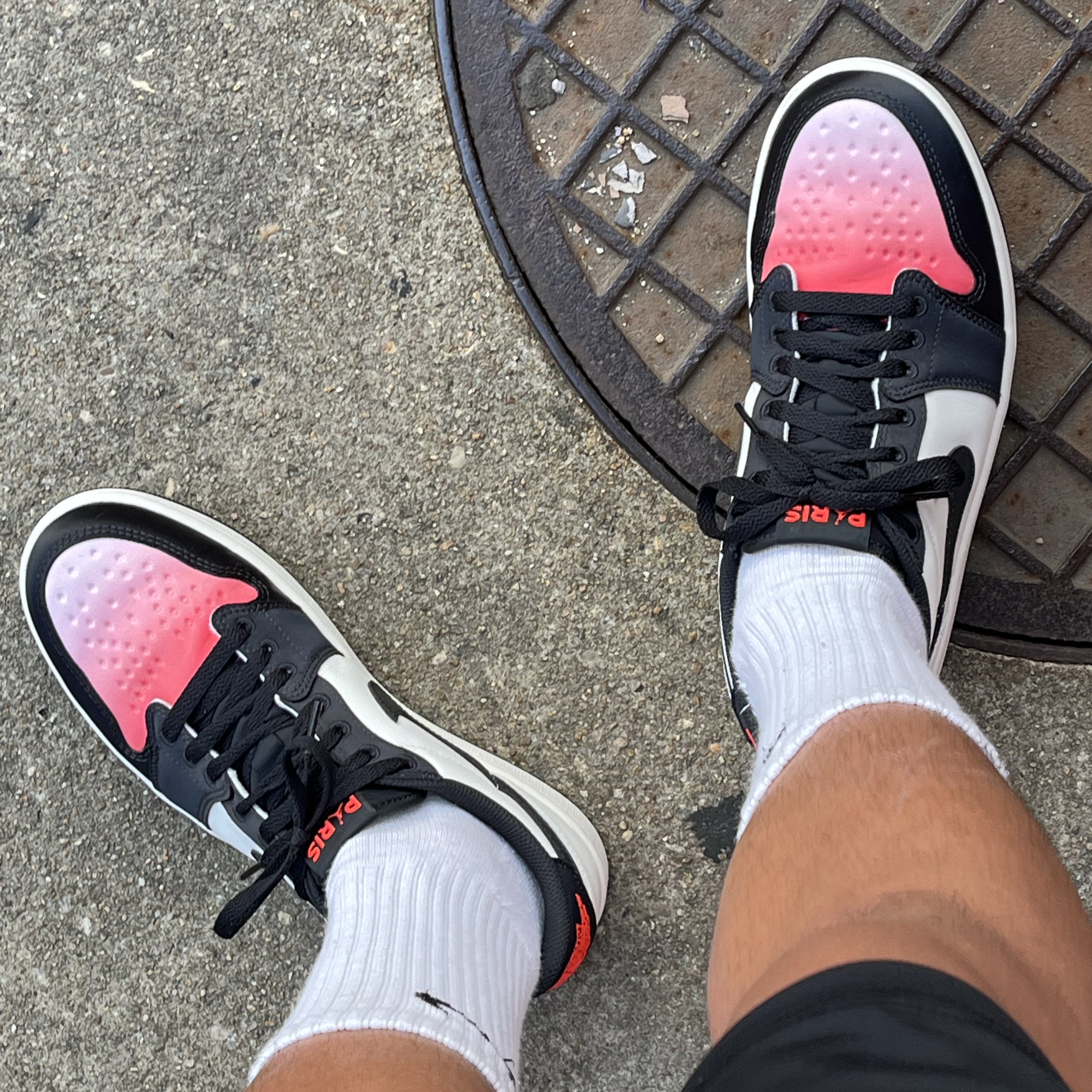 Jordan 1 x Paris Saint-Germain Retro Low OG Sail and Off Noir 착용 스타일