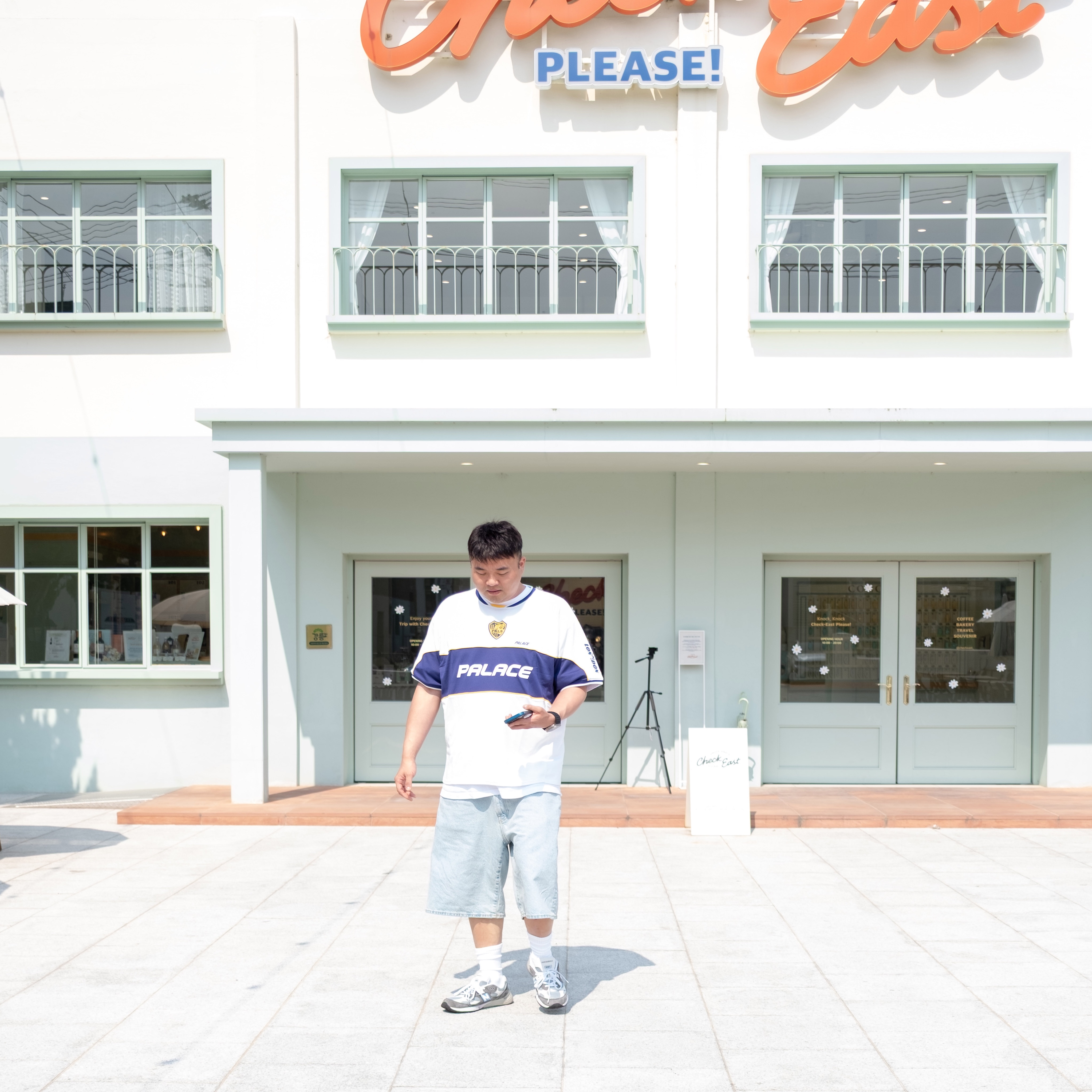 Palace Palamat Jersey White Navy - 24FW, Supreme Baggy Denim Shorts Light Washed Indigo - 25SS 착용 스타일 - 3