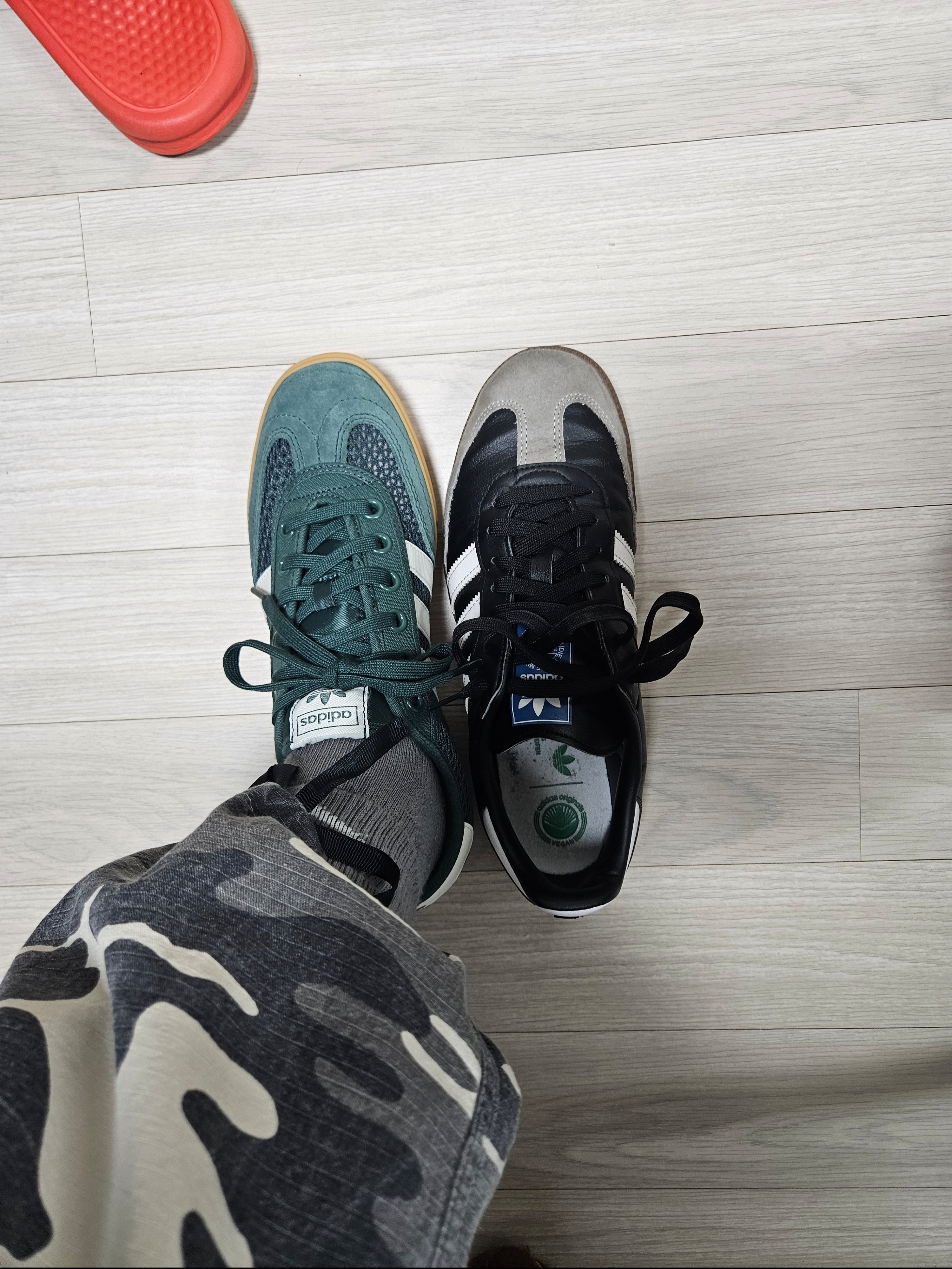(W) Adidas Tischtennis Mineral Green Off White, Adidas Samba Vegan Black White 착용 스타일 - 3