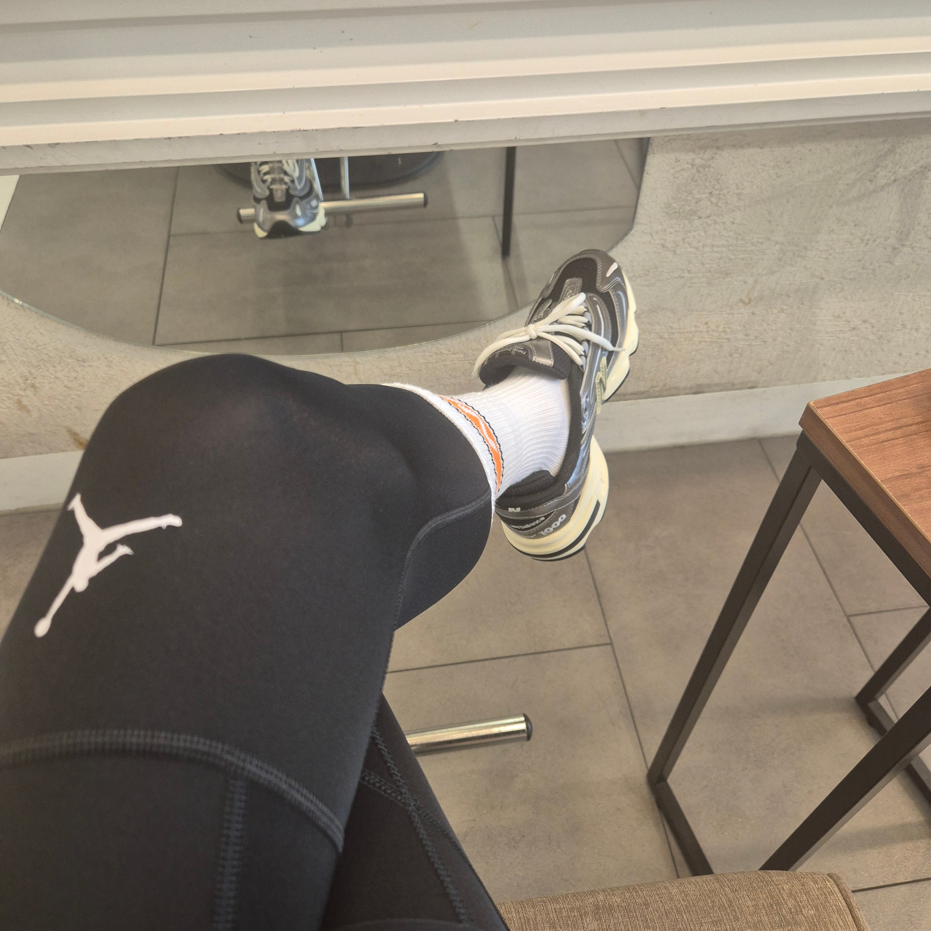 New Balance 1000 Silver Metallic Black 착용 스타일
