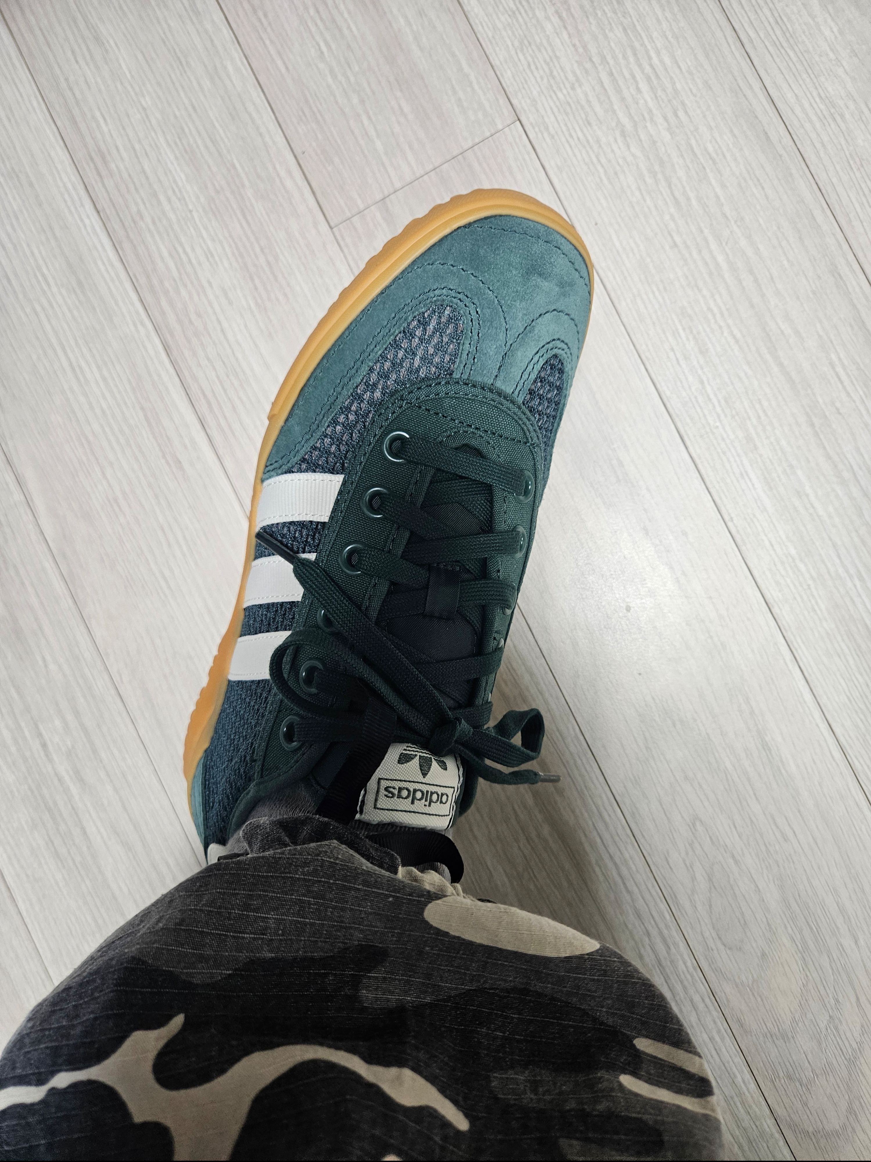 (W) Adidas Tischtennis Mineral Green Off White, Adidas Samba Vegan Black White 착용 스타일 - 5