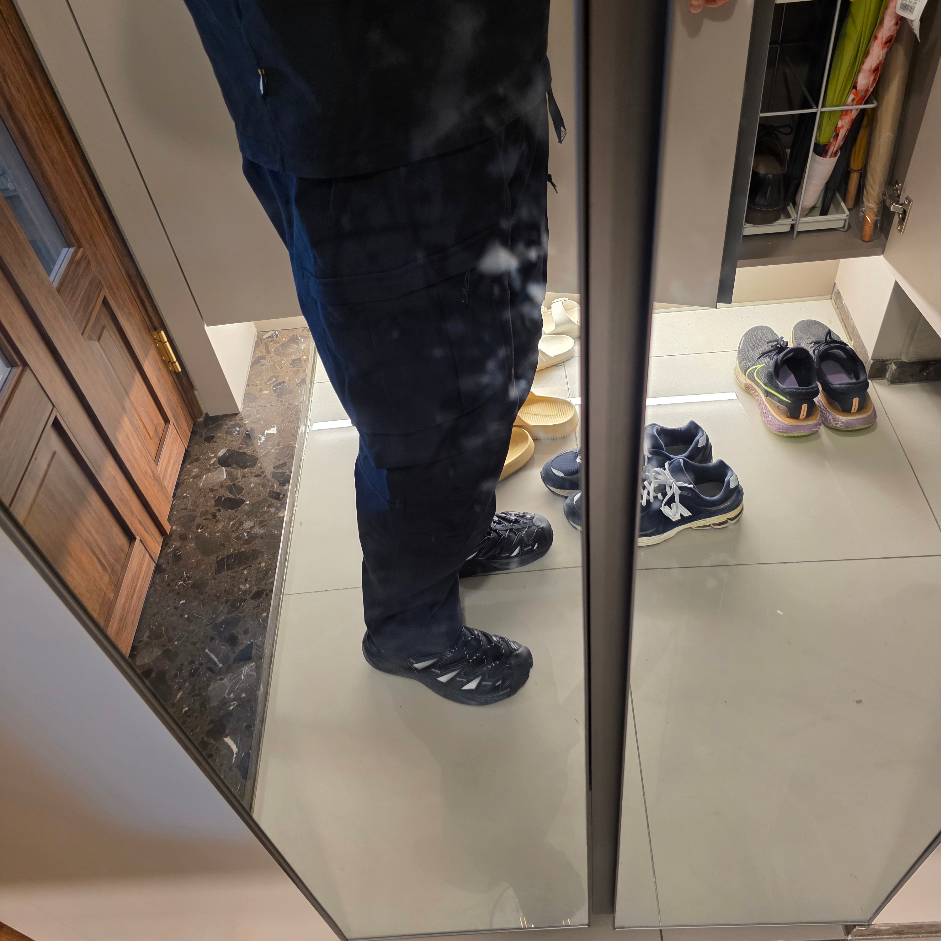 Nike ACG Smith Summit Cargo Pants Black Anthracite - US/EU 착용 스타일 - 2