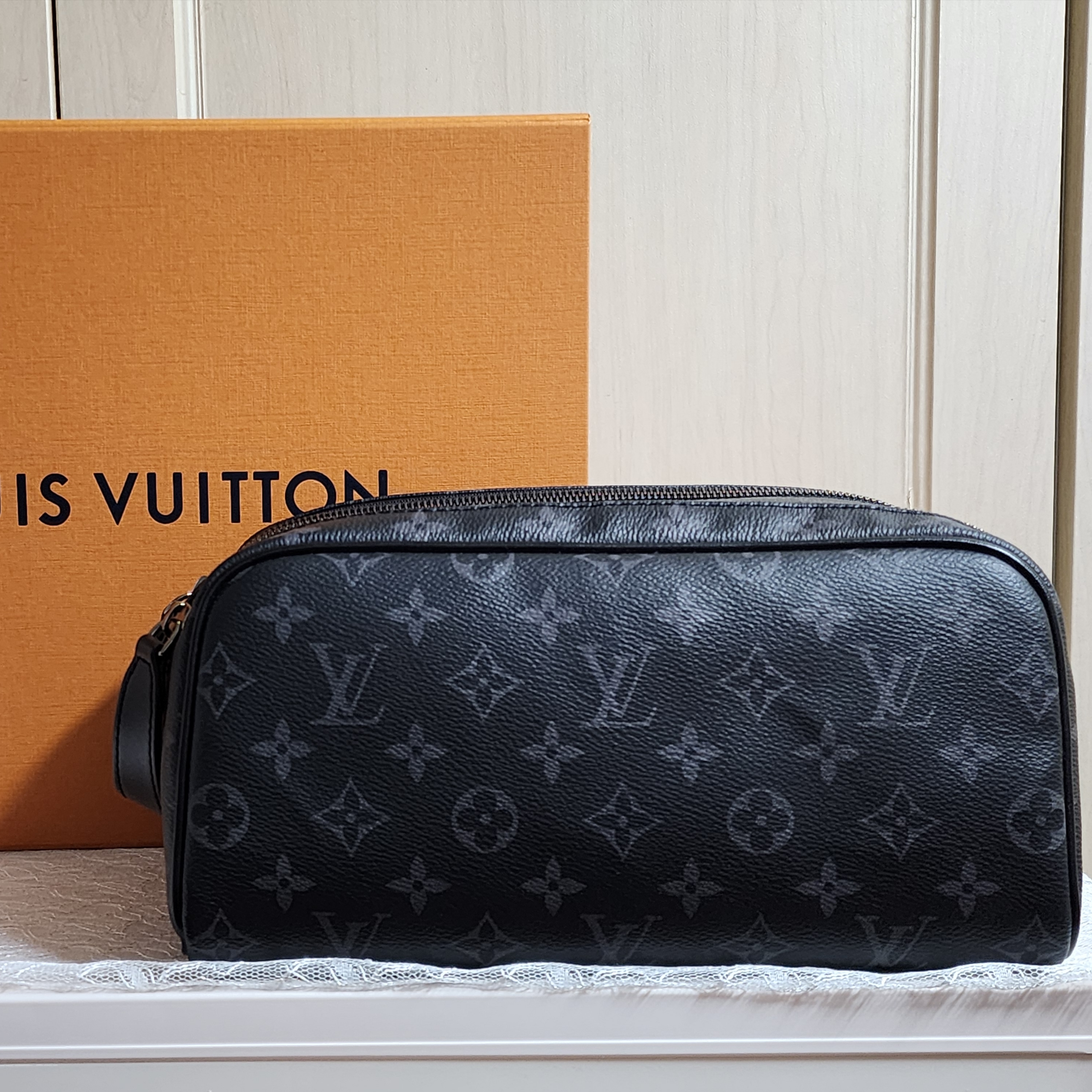 Louis Vuitton Dopp Kit Toilet Pouch Monogram Eclipse 착용 스타일
