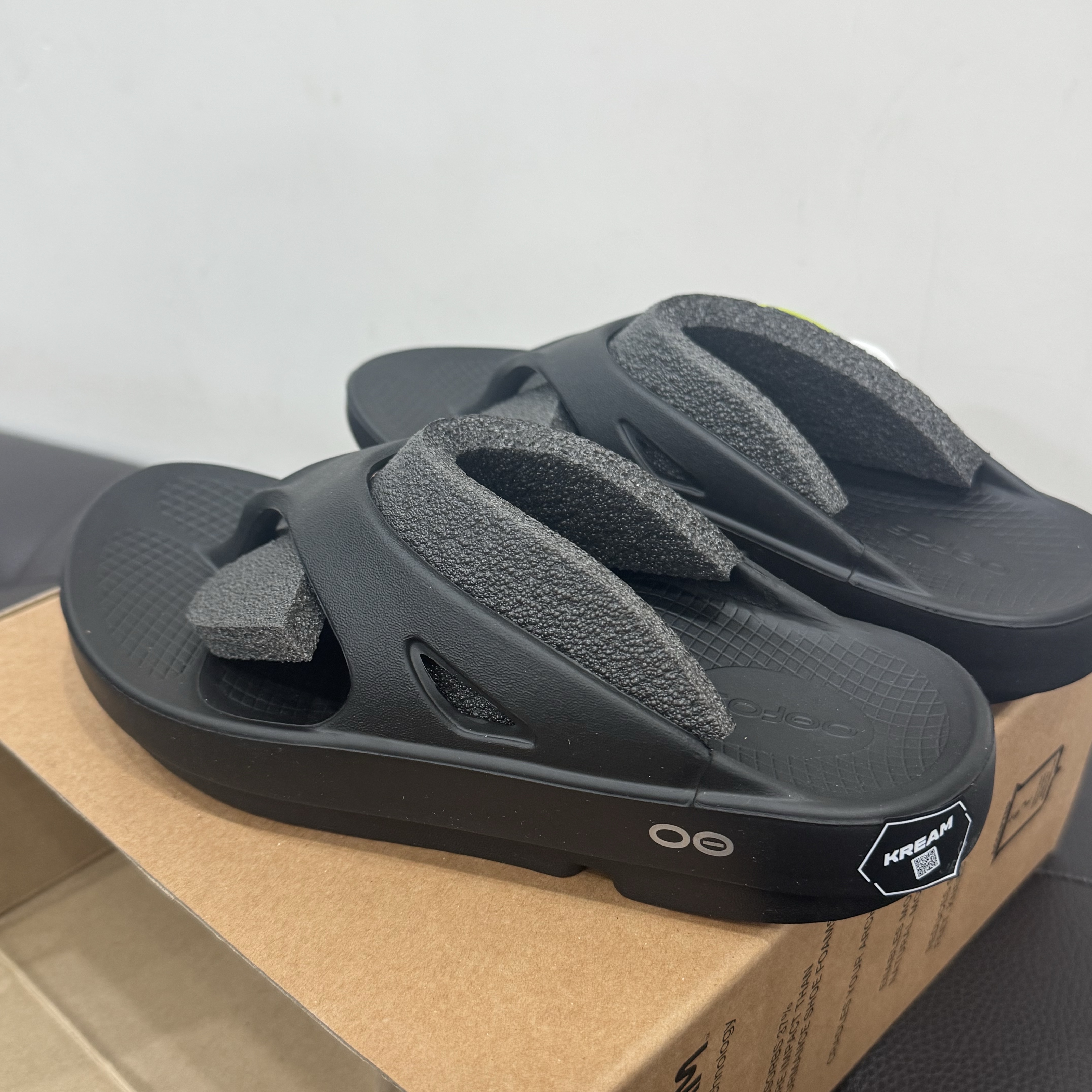 Oofos OOriginal Black 착용 스타일