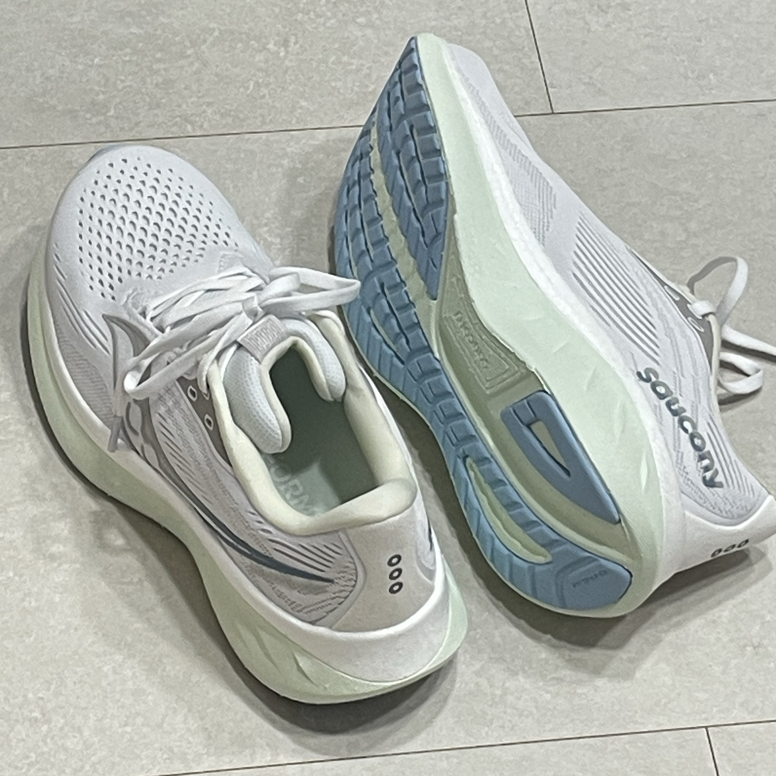 (W) Saucony Ride 18 White Lettuce 착용 스타일 - 2