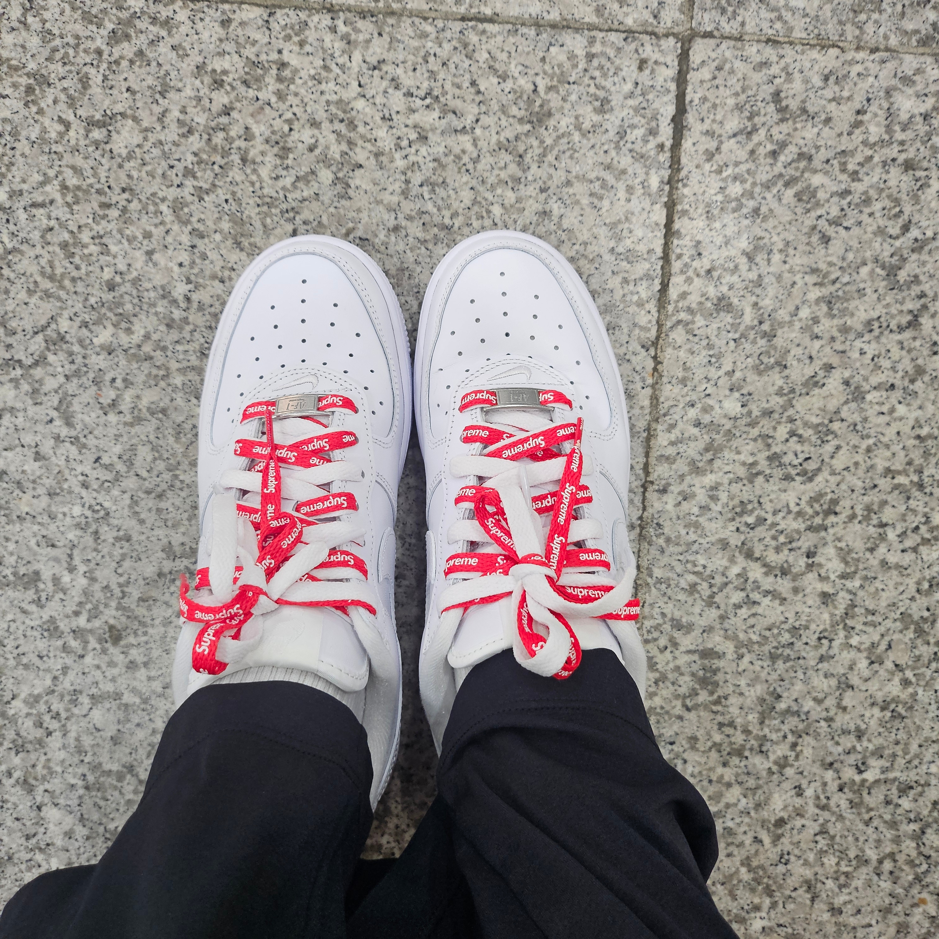 Nike x Supreme Air Force 1 Low White 착용 스타일