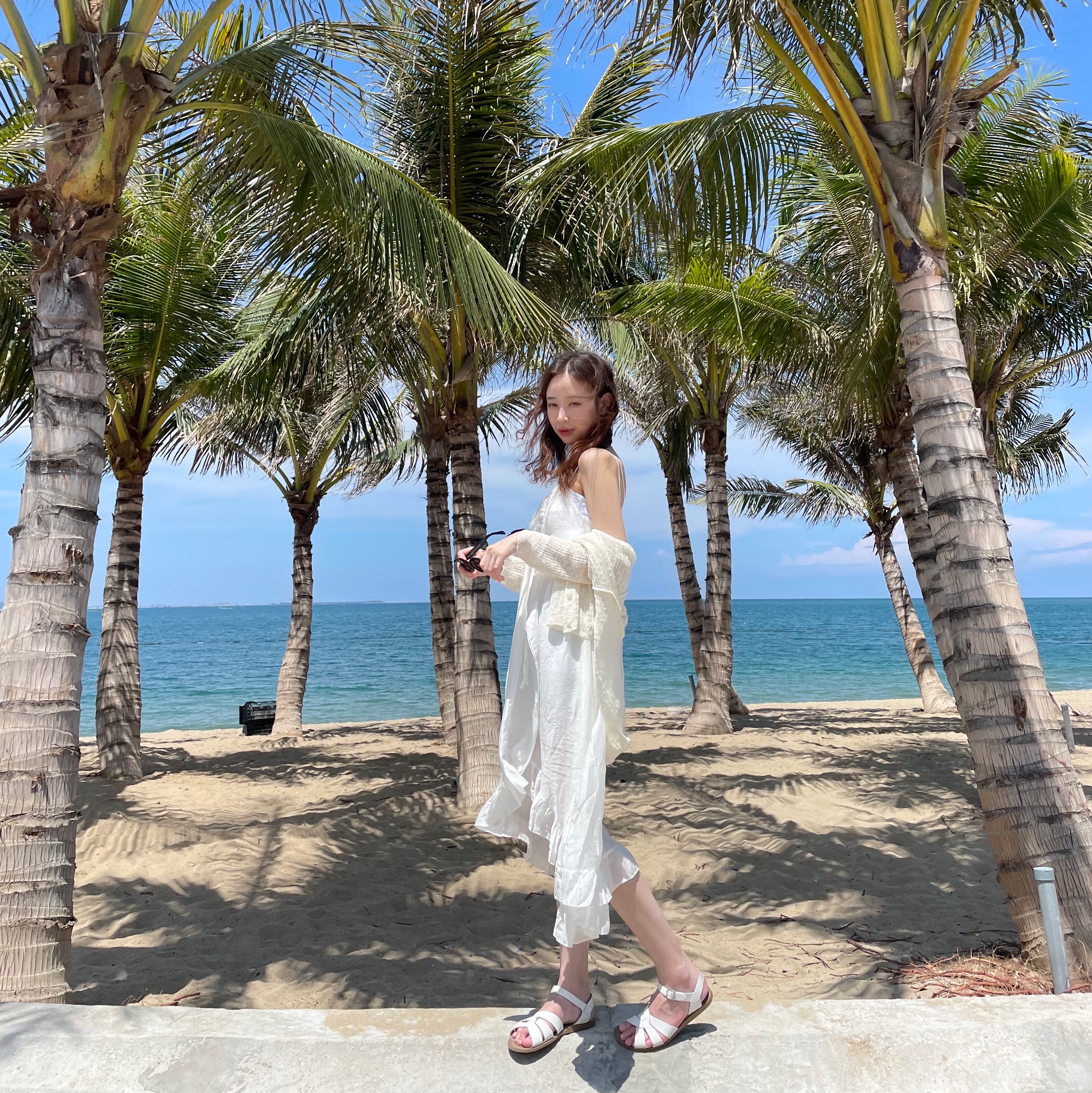 (W) Celine Triomphe 01 Sunglasses in Acetate Black, (W) Saltwater Sandal Original Sandal White 착용 스타일 - 3