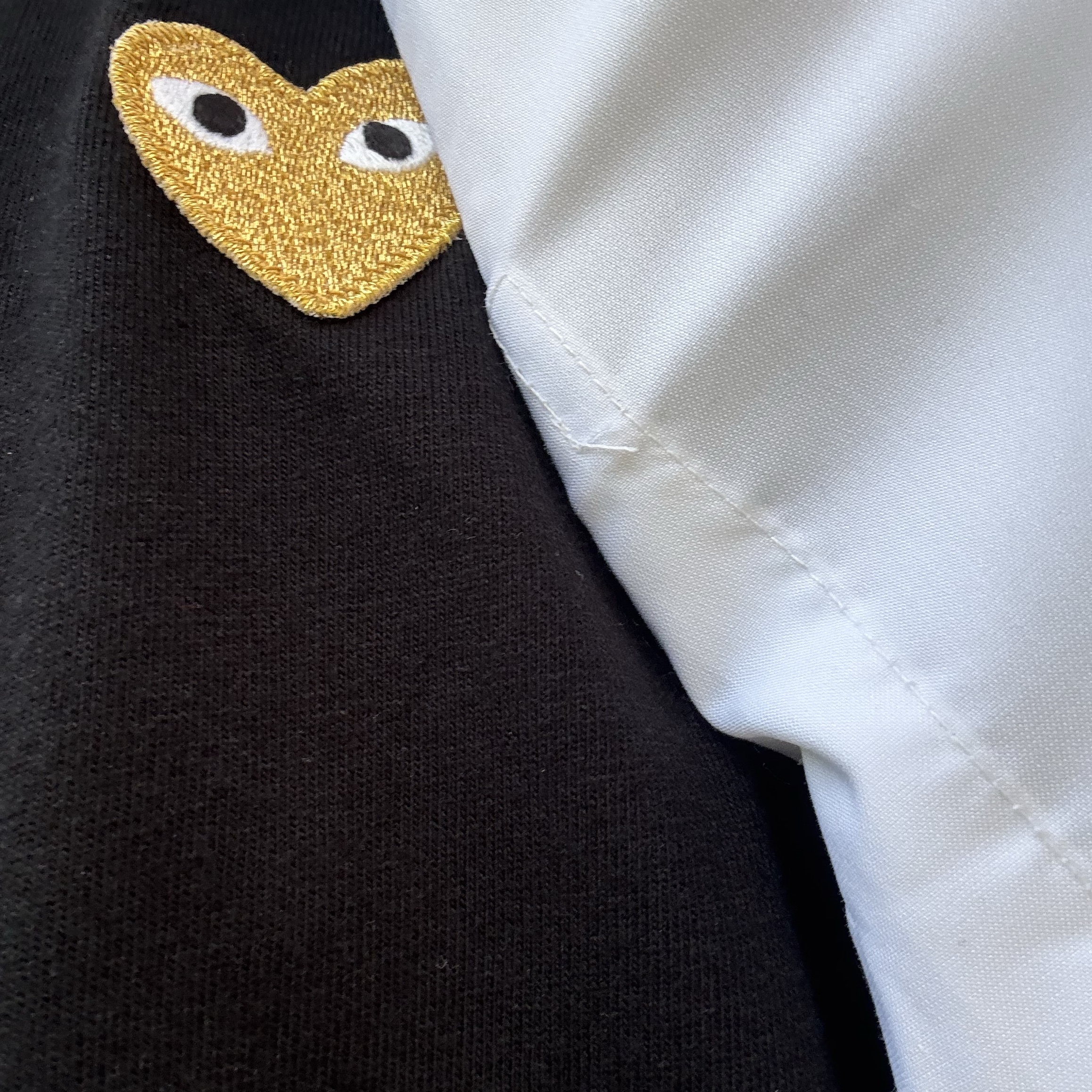Play Comme des Garcons Gold Heart T-Shirt Black 착용 스타일