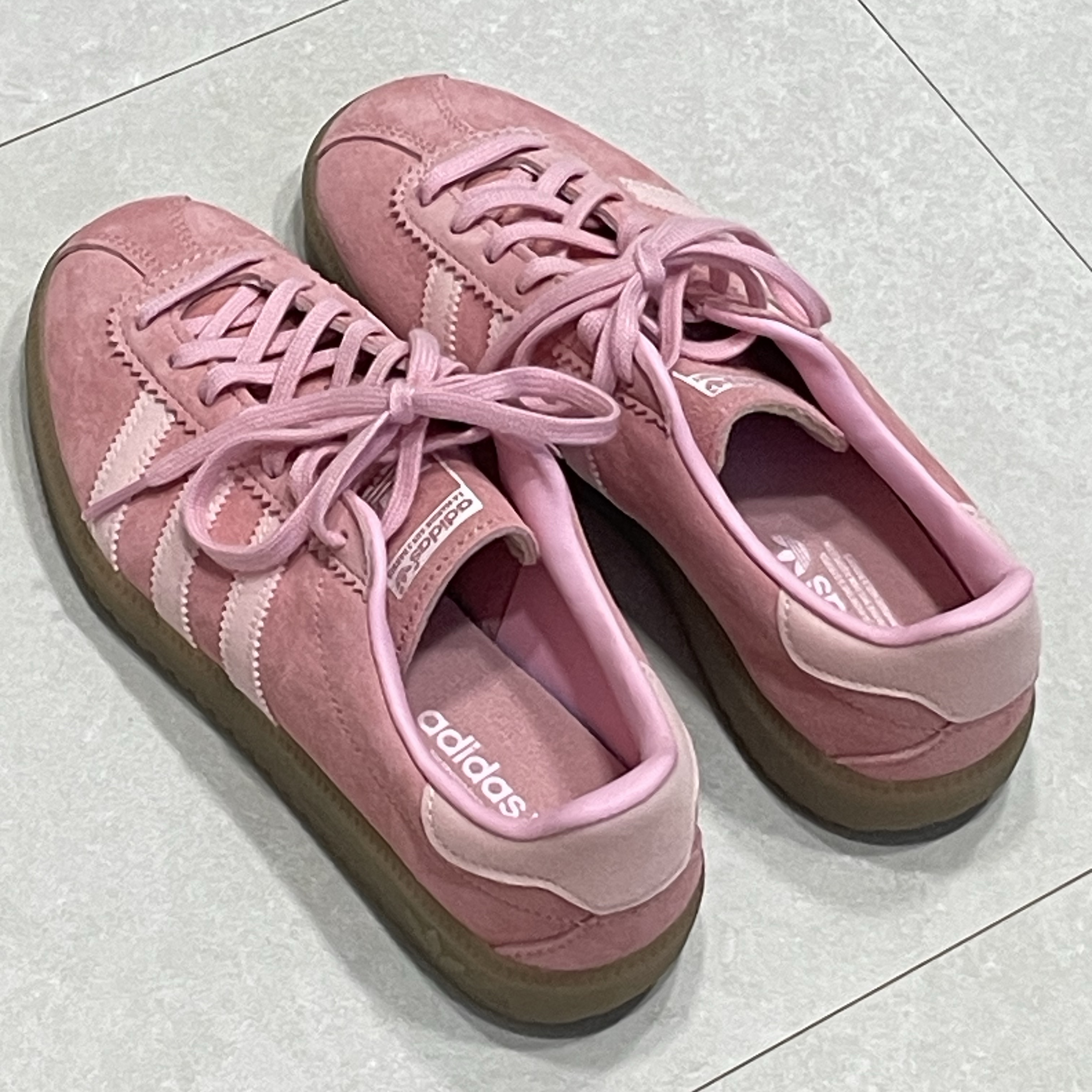 Adidas Bermuda Glow Pink 착용 스타일