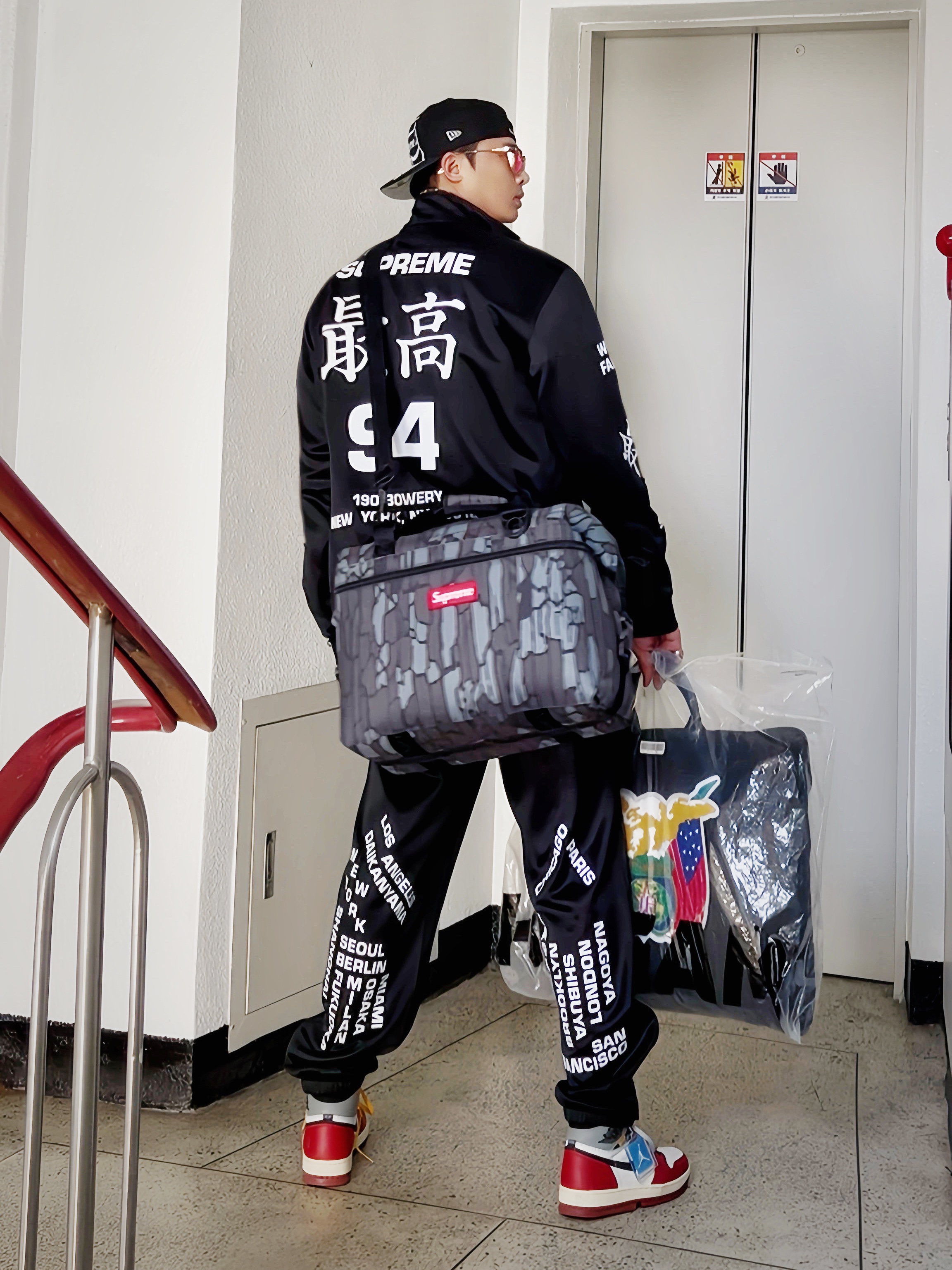 Supreme Bones Box Logo New Era Black - 25SS, Chrome Hearts Lgma Classic Brown Matte Gold Plated 착용 스타일 - 2