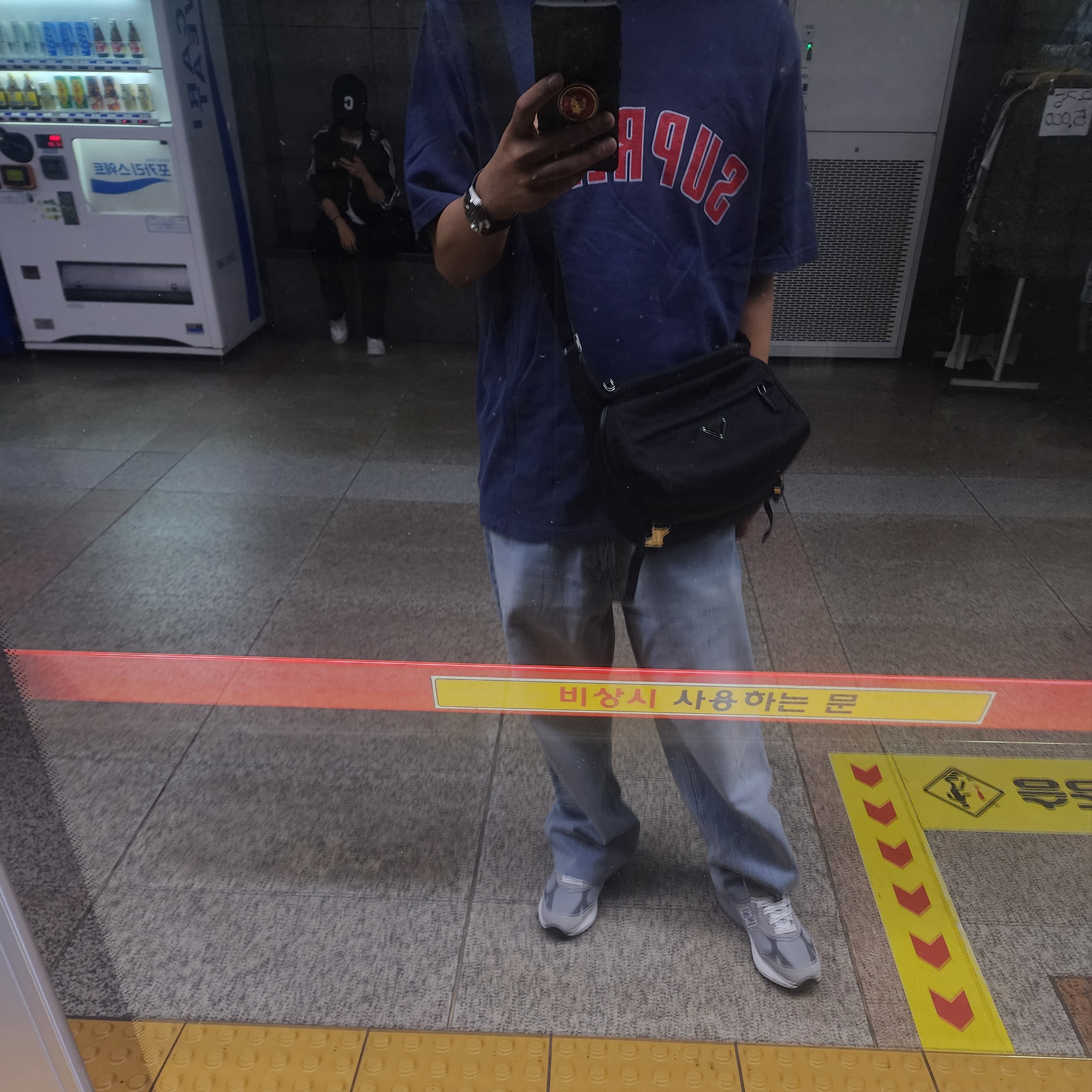 Supreme Cracked Arc S/S Top Navy - 24SS 착용 스타일