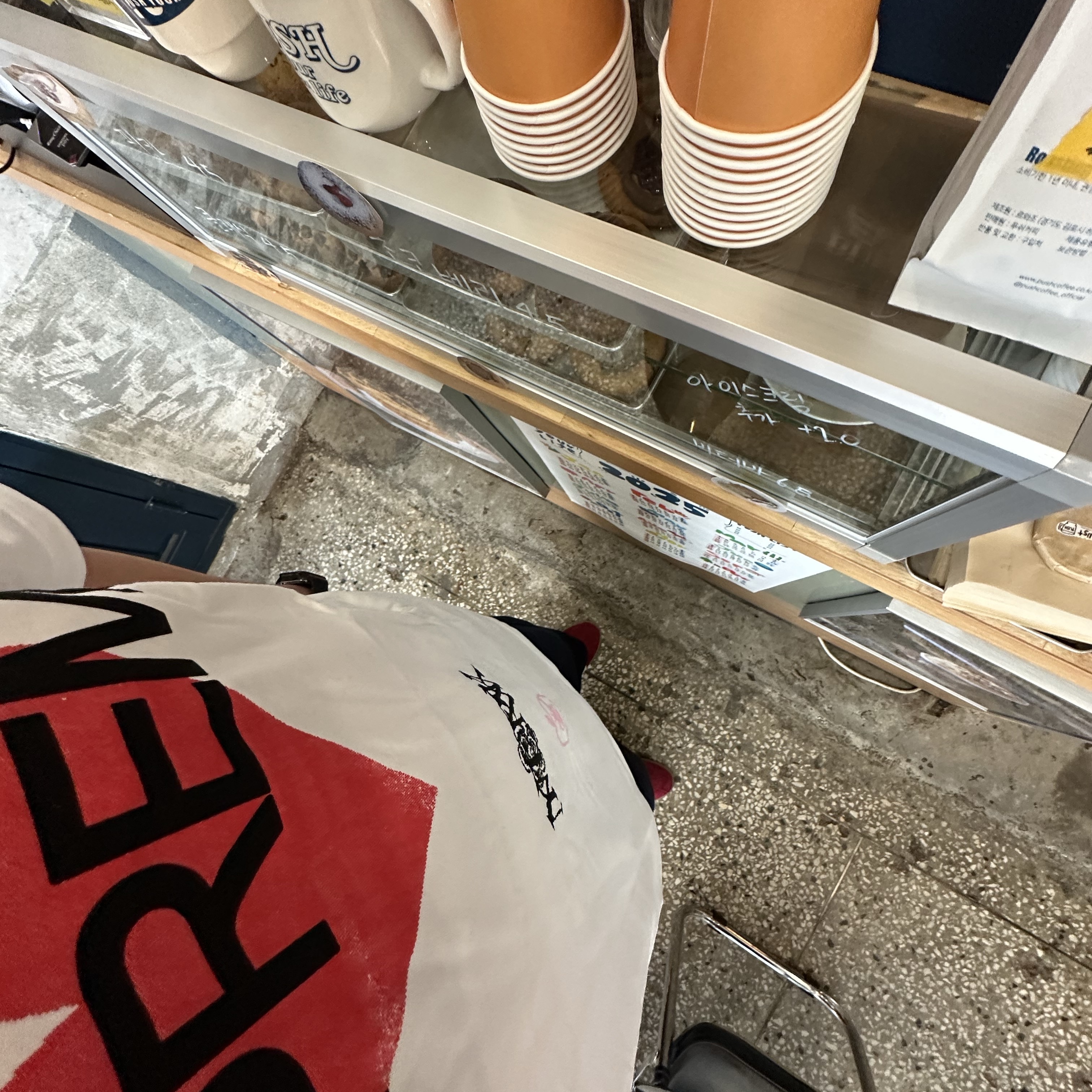Supreme Announcing T-Shirt White - 25SS, Adidas Bermuda College Burgundy 착용 스타일 - 2