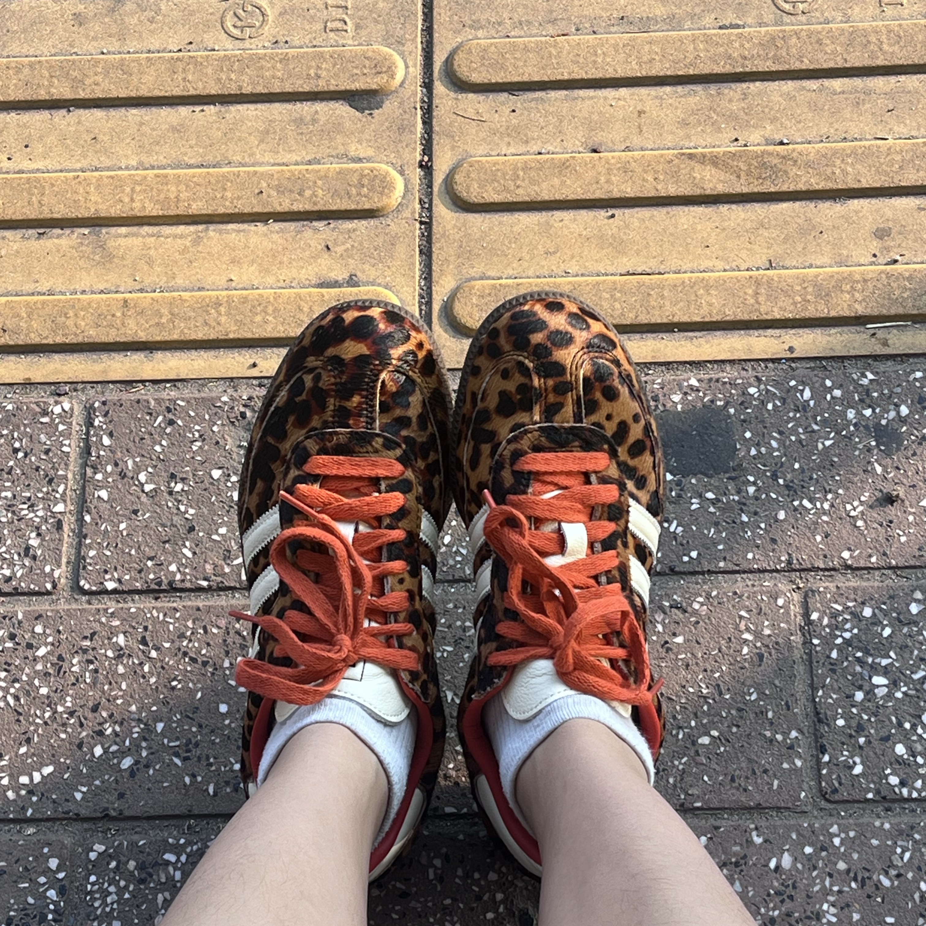 (W) Adidas Samba OG Core Black Preloved Red 착용 스타일 - 2