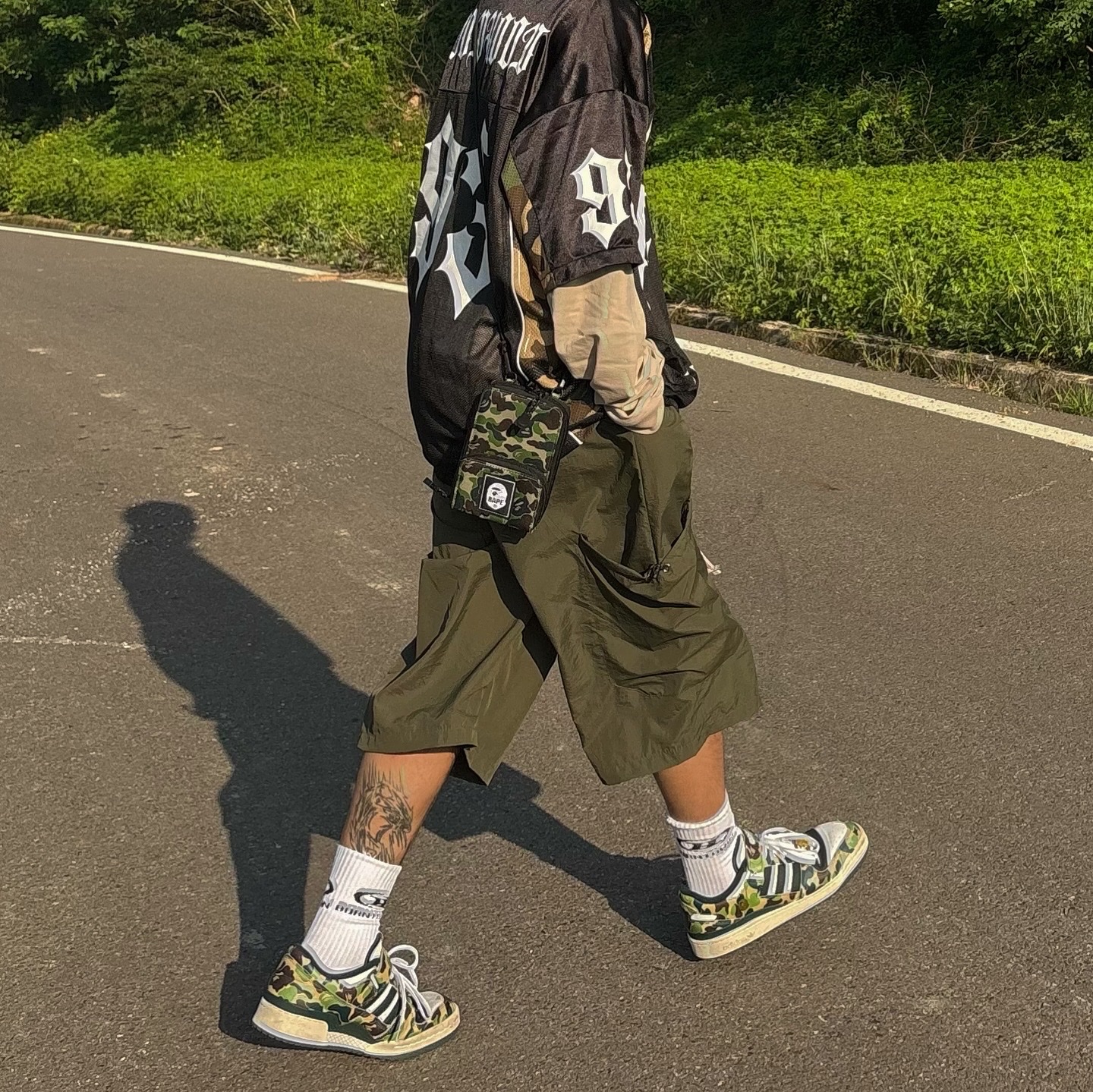 Adidas x BAPE Forum 84 Low Green Camo, BORN TO WIN Symbol B Logo Socks White 착용 스타일 - 2