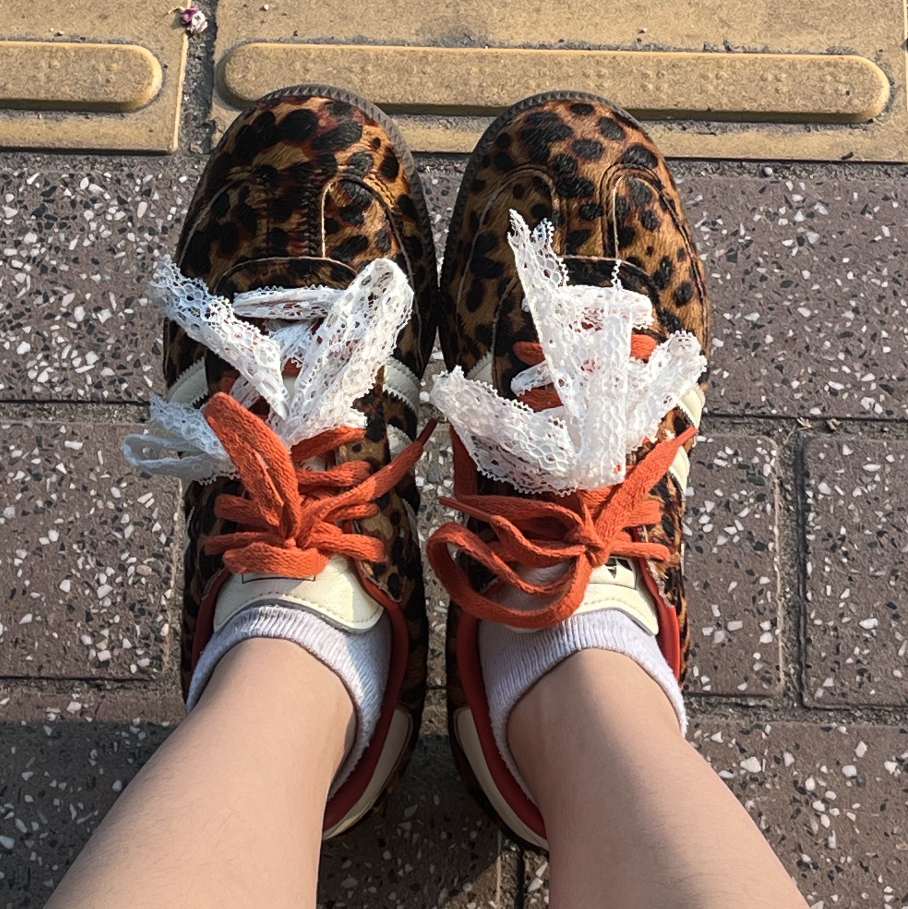 (W) Adidas Samba OG Core Black Preloved Red 착용 스타일 - 1
