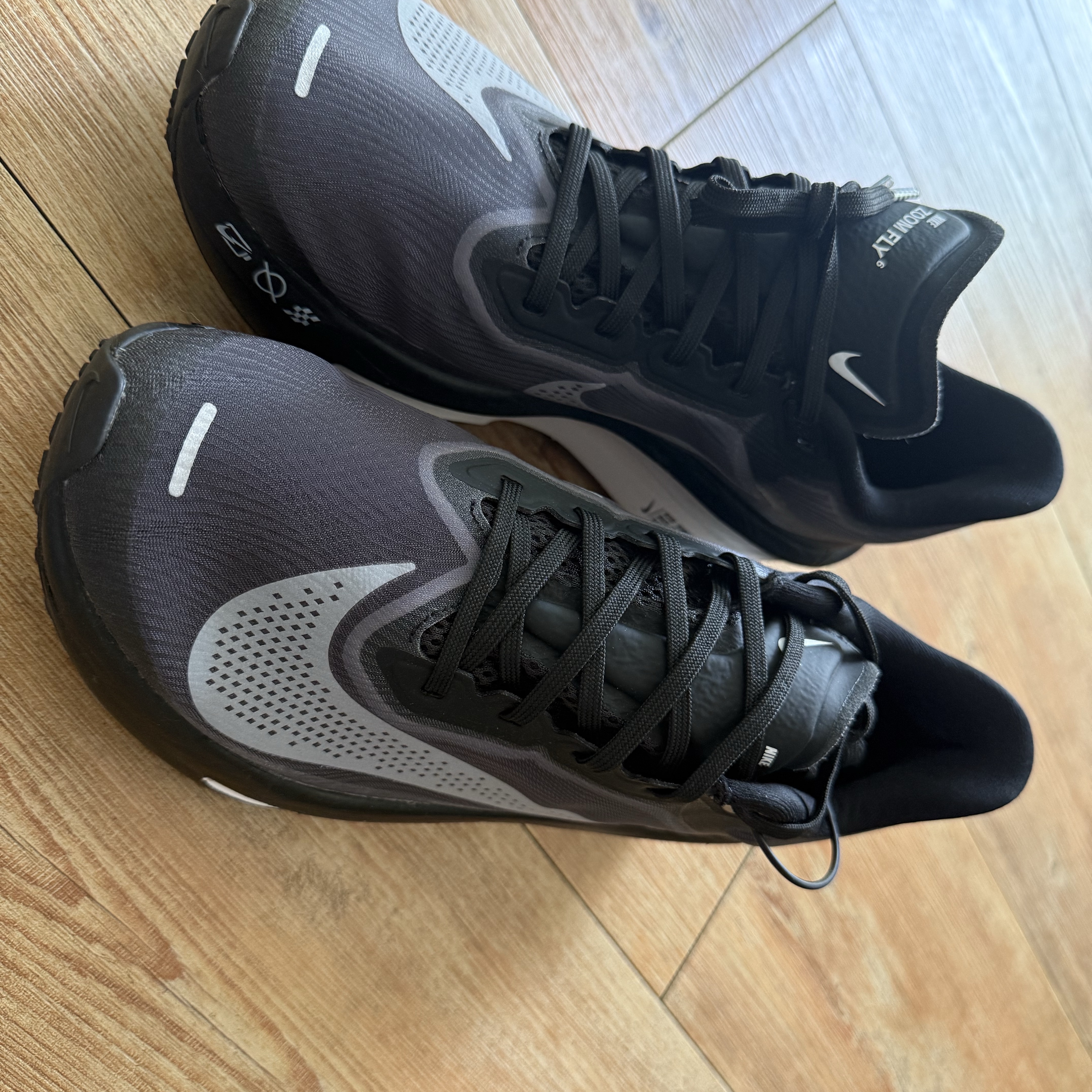 Nike Zoom Fly 6 Black Light Smoke Grey 착용 스타일 - 2