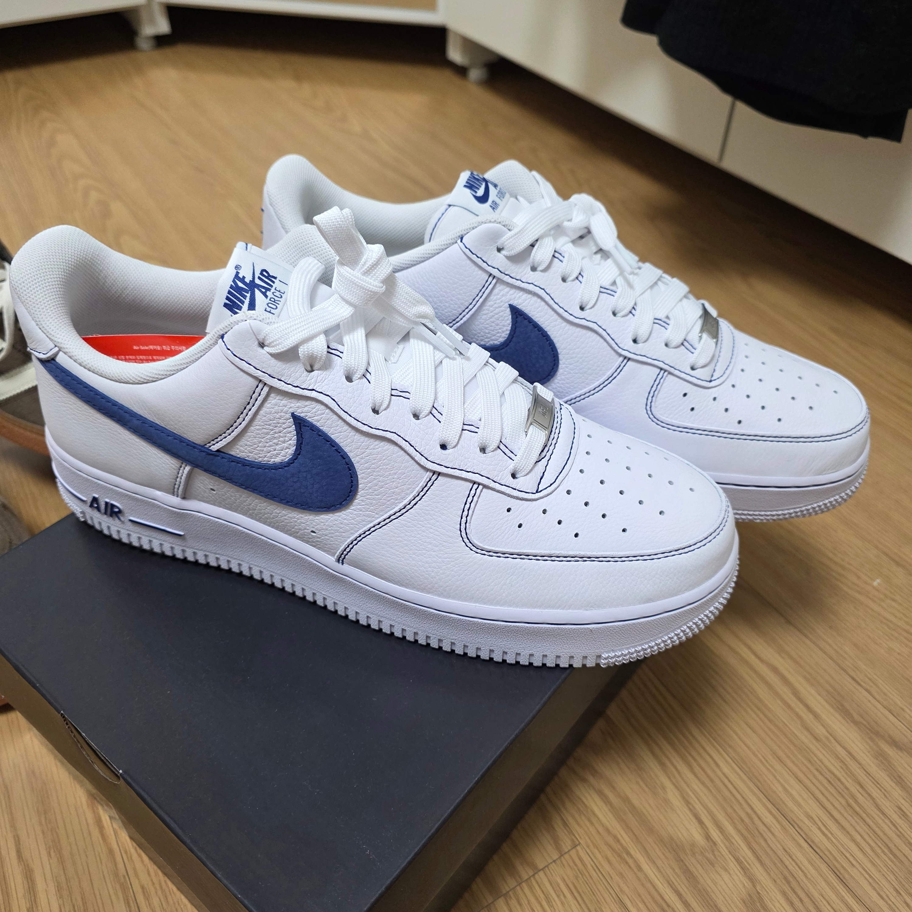 Nike Air Force 1 '07 LV8 White Deep Royal Blue 착용 스타일