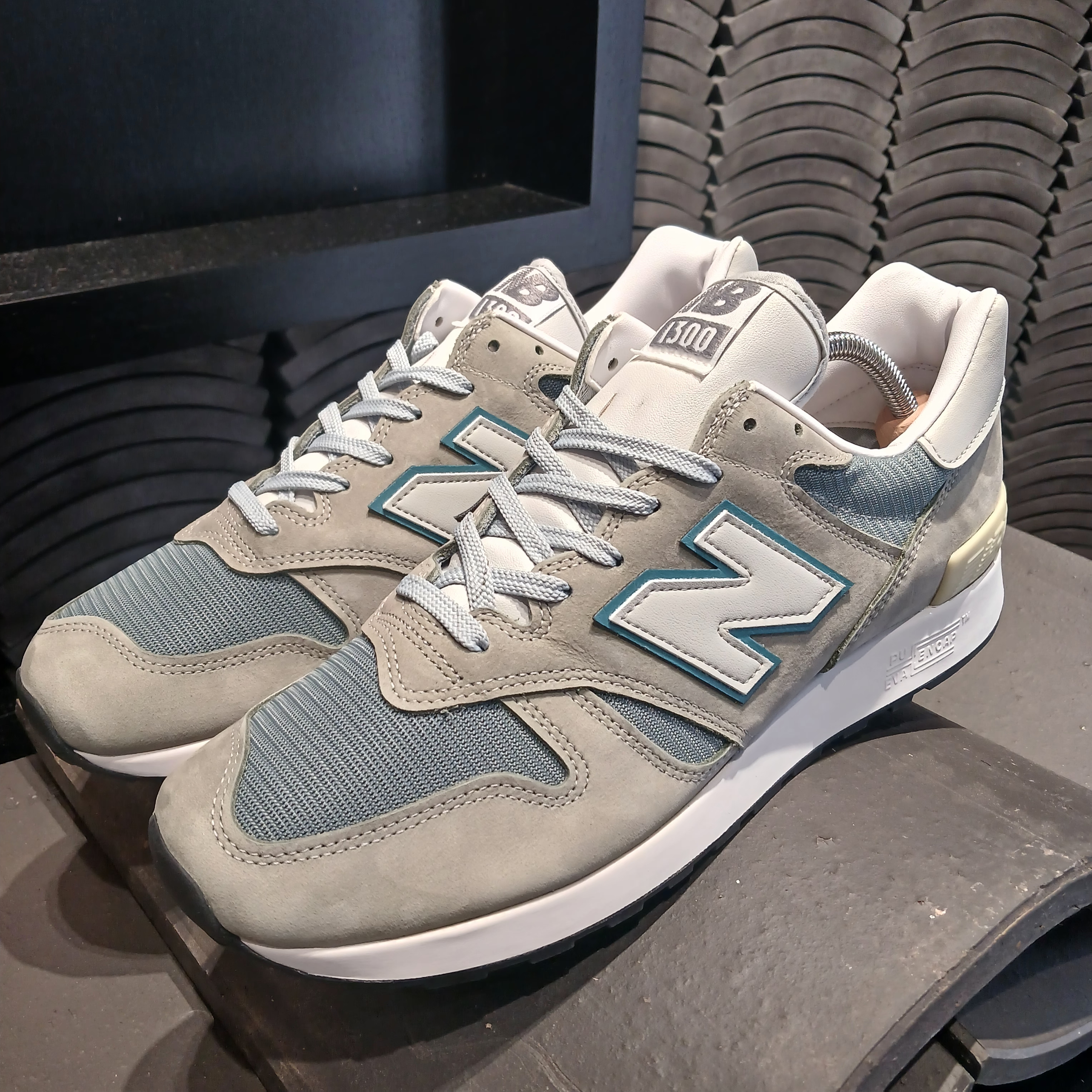 New Balance 1300 Made in USA Mirage Grey Monument 착용 스타일 - 2