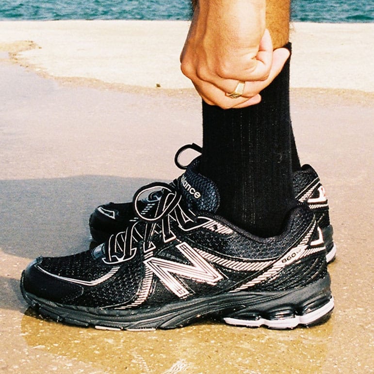 New Balance 860v2 Black Grey 착용 스타일 - 2