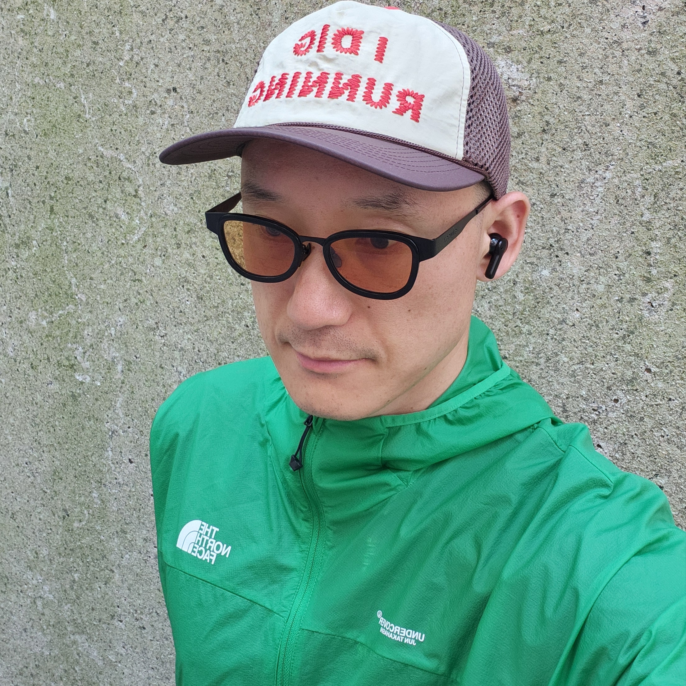 Alex Zono I Dig Running Trucker Hat OG Brown, Stussy Vidal Sunglasses Black Amber Lens 착용 스타일 - 2