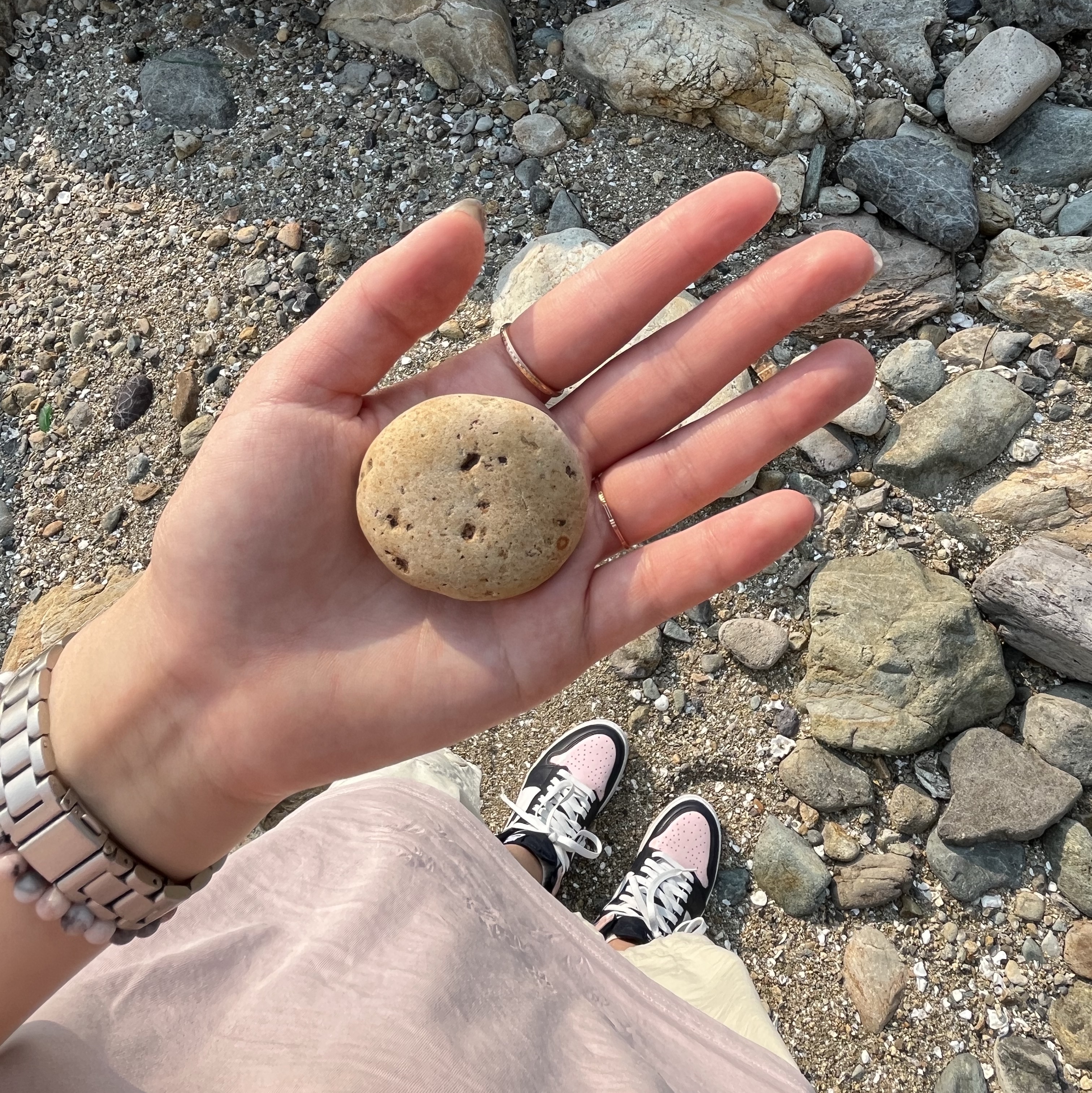 (W) Jordan 1 Retro High OG Atmosphere, COS Quilted Oversized Shoulder Bag Off White Light Beige 착용 스타일 - 3