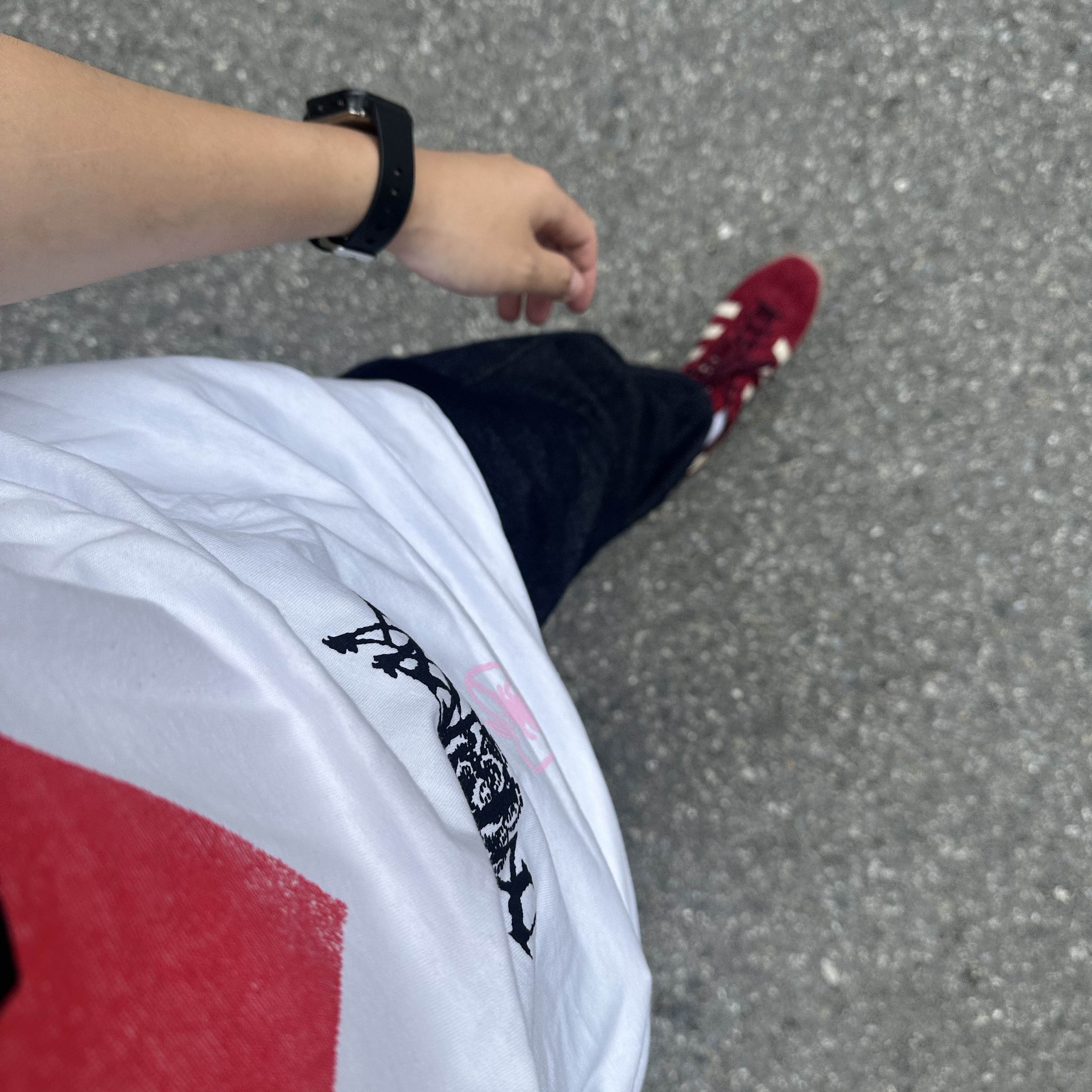 Supreme Announcing T-Shirt White - 25SS, Adidas Bermuda College Burgundy 착용 스타일 - 1