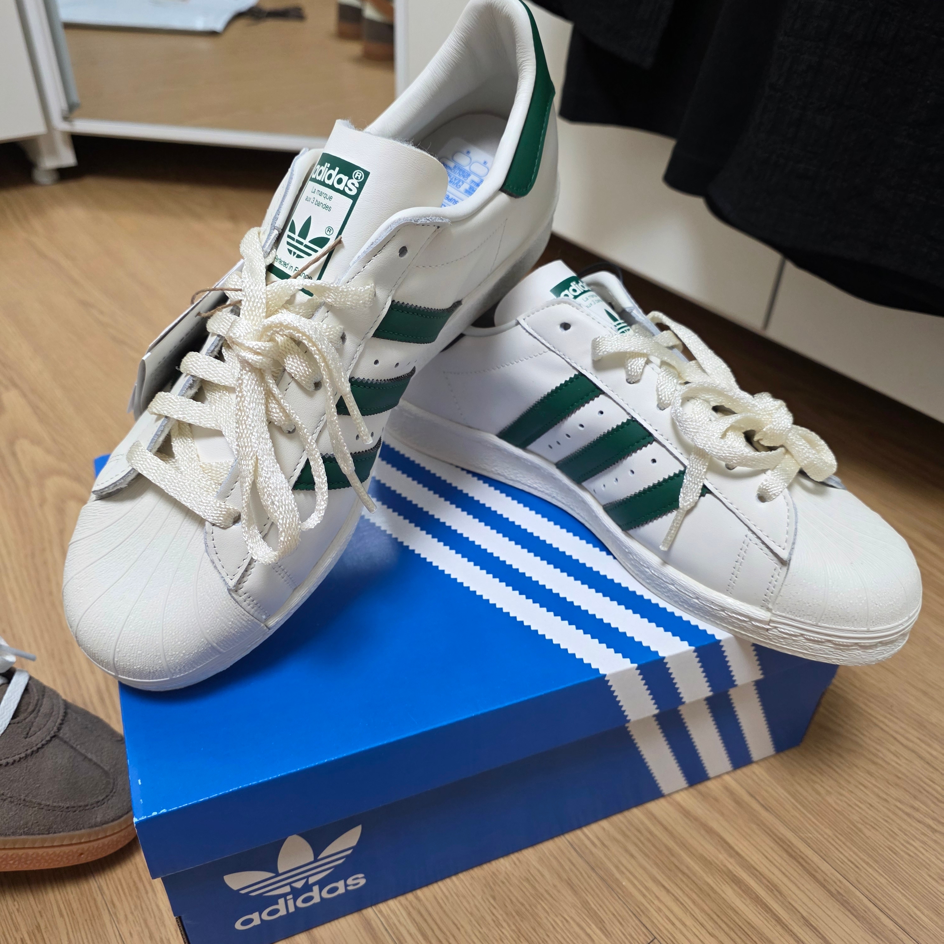 Adidas Superstar 82 Off White Dark Green 착용 스타일
